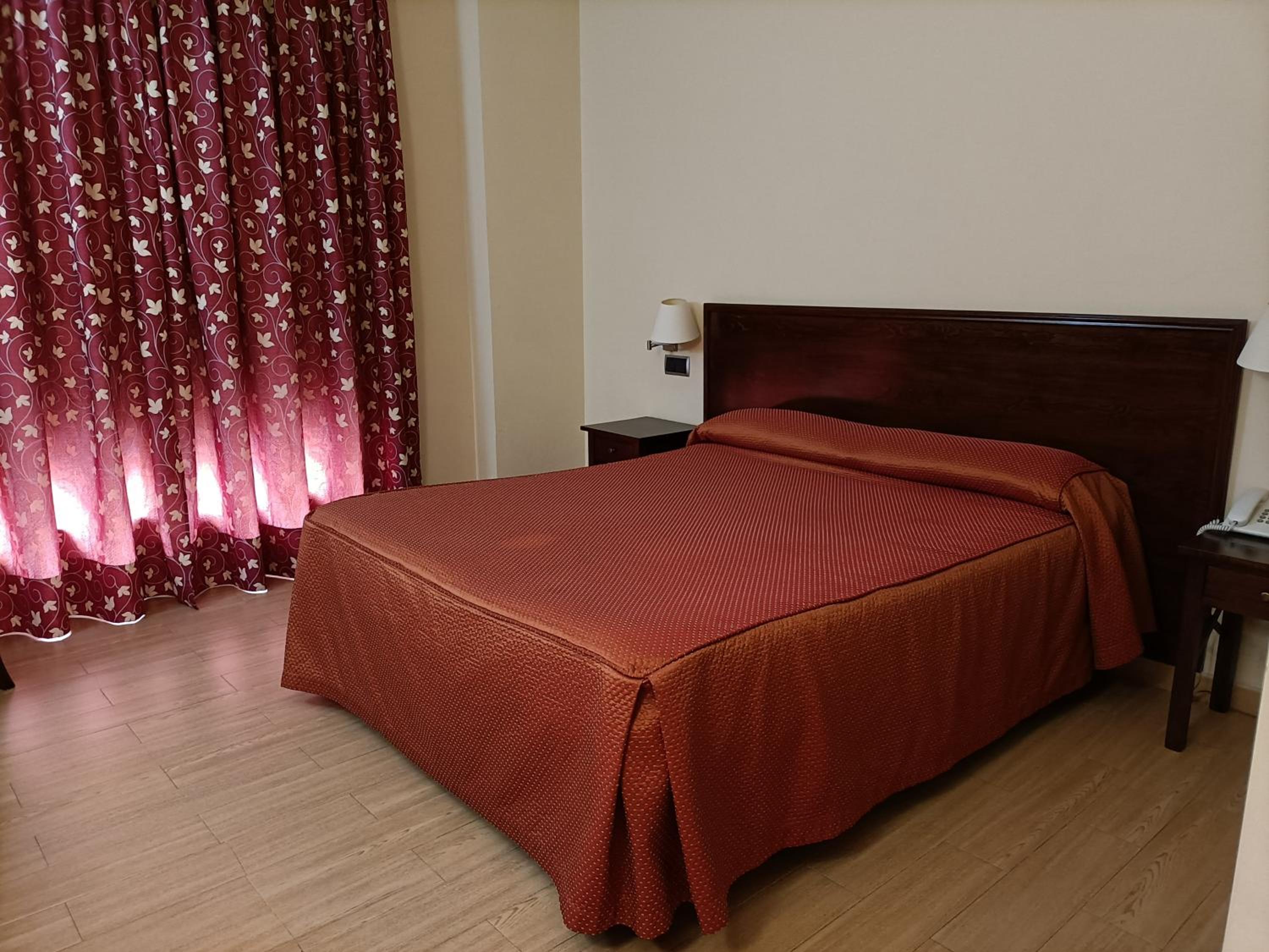 Queen Room with Spa Bath - Photo 3
