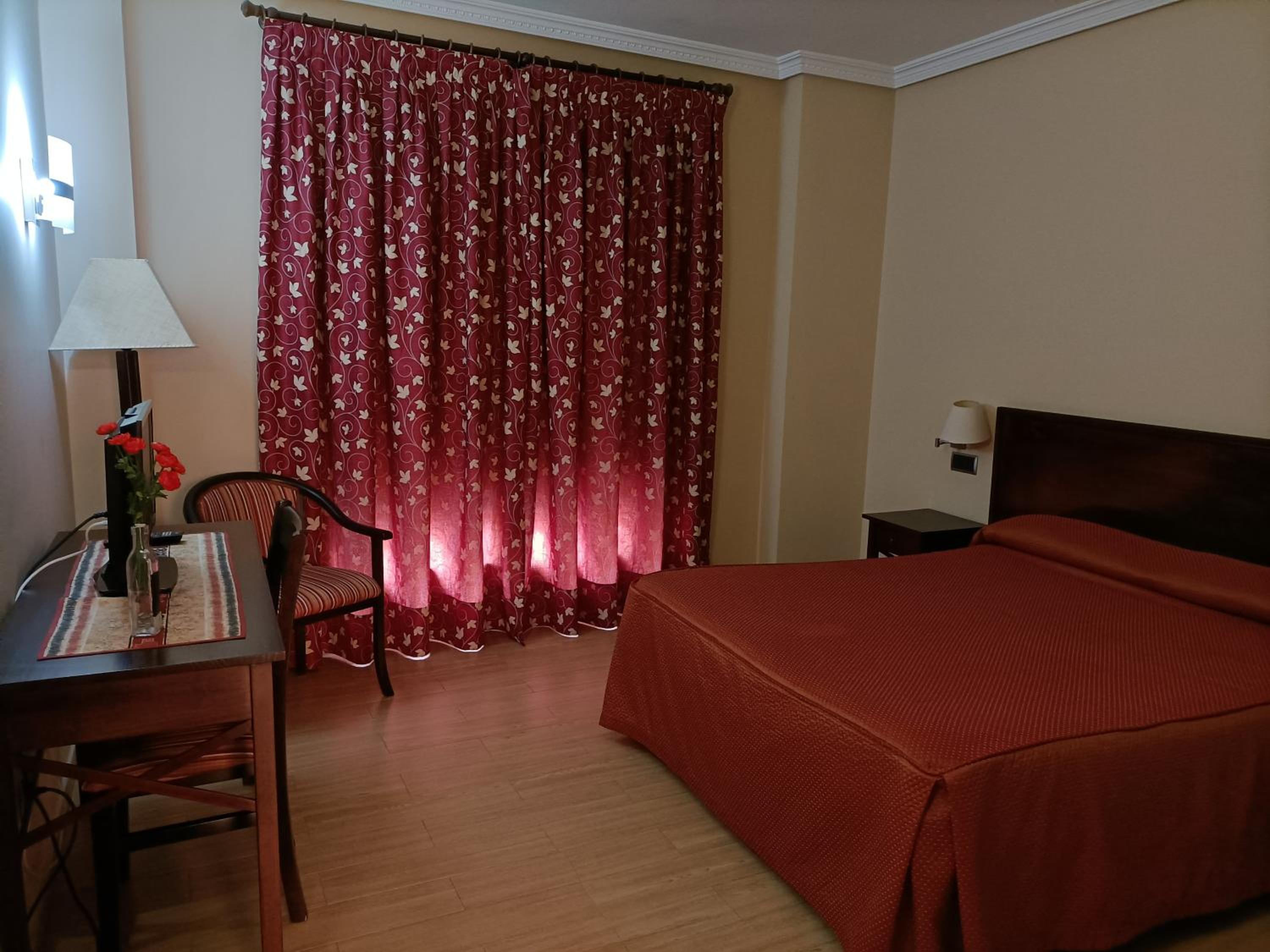 Queen Room with Spa Bath - Photo 1