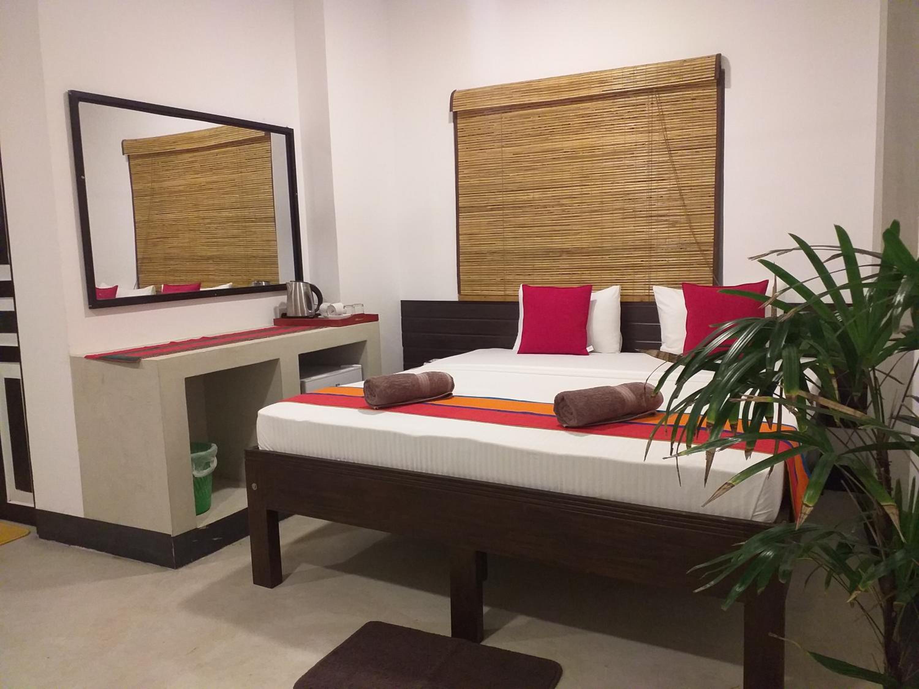 Deluxe King Room with Pool View photo 2