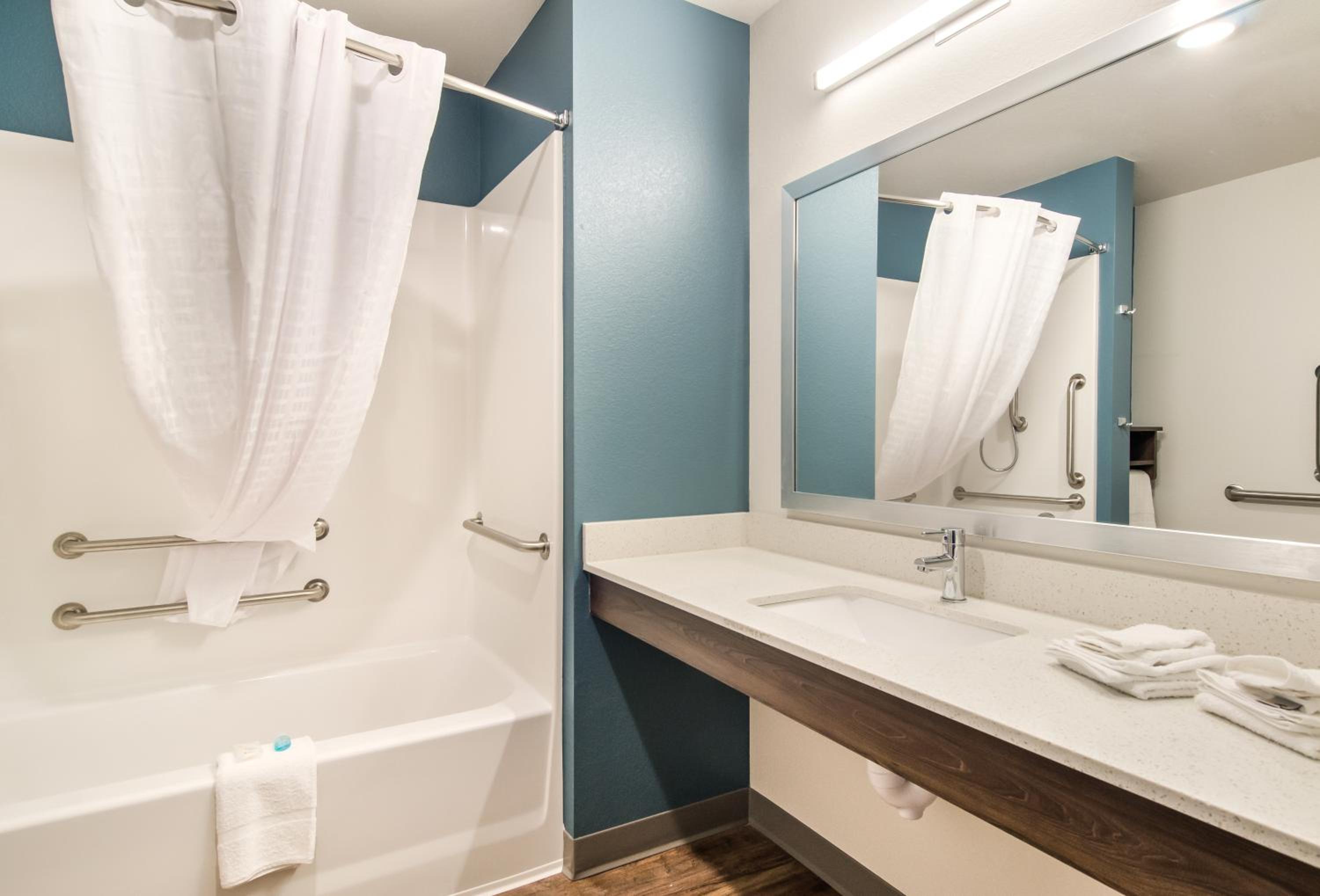 Queen Room with Accessible Tub - Accessible/Non Smoking - Photo 8
