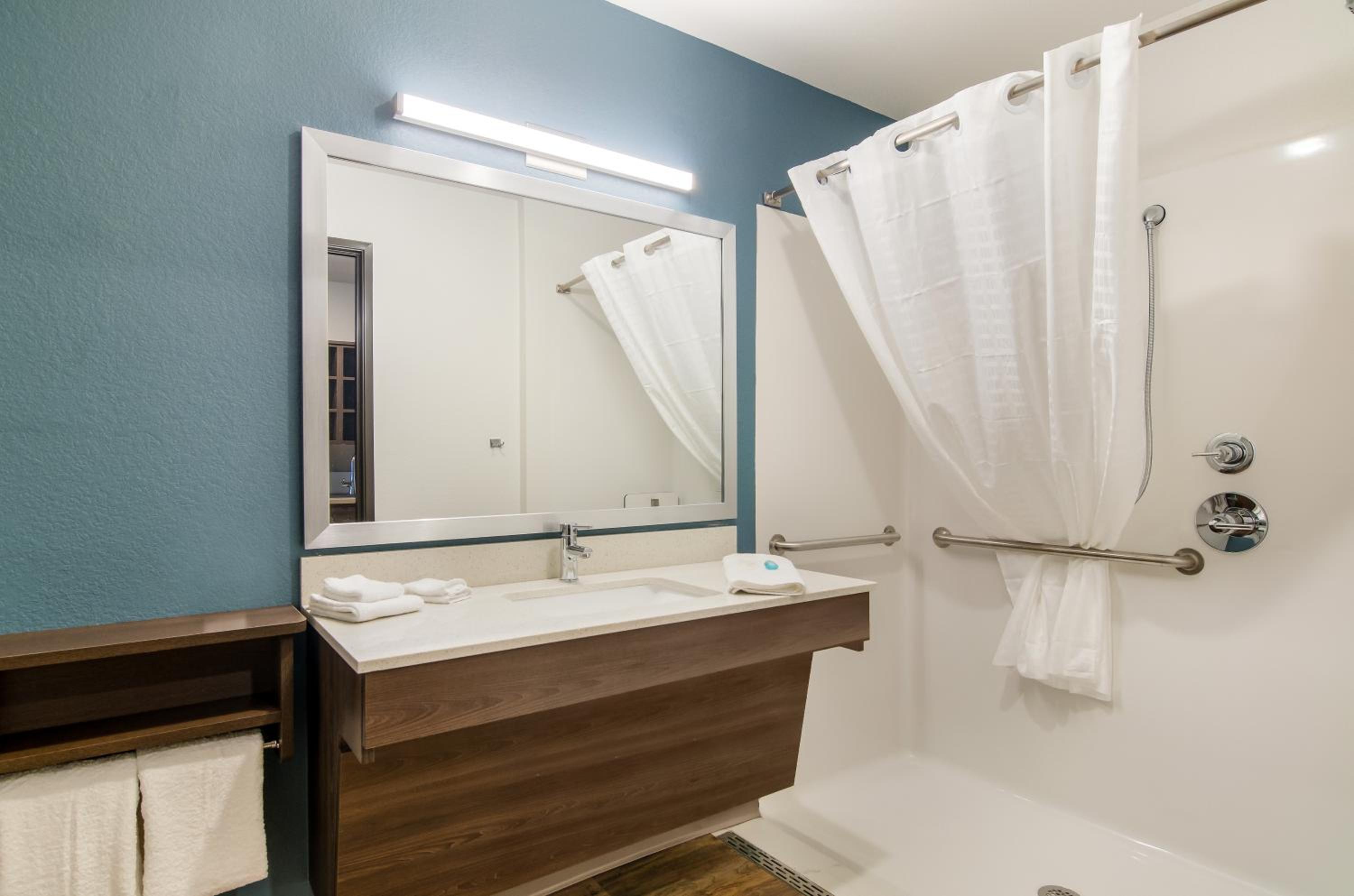 Queen Room with Roll-In Shower - Accessible/Non Smoking photo 2