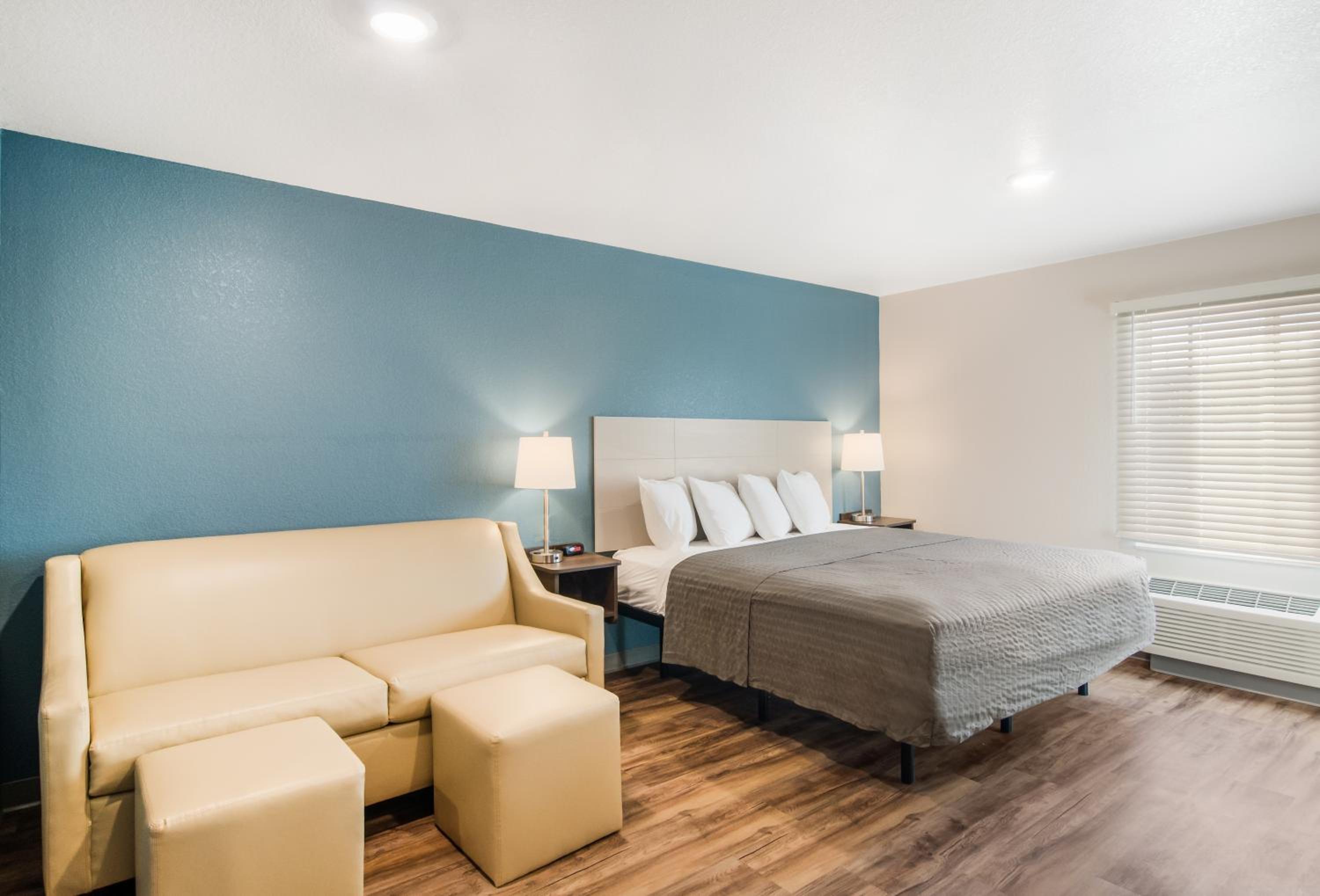 King Room with Sofa Bed - Accessible/Non Smoking photo 3