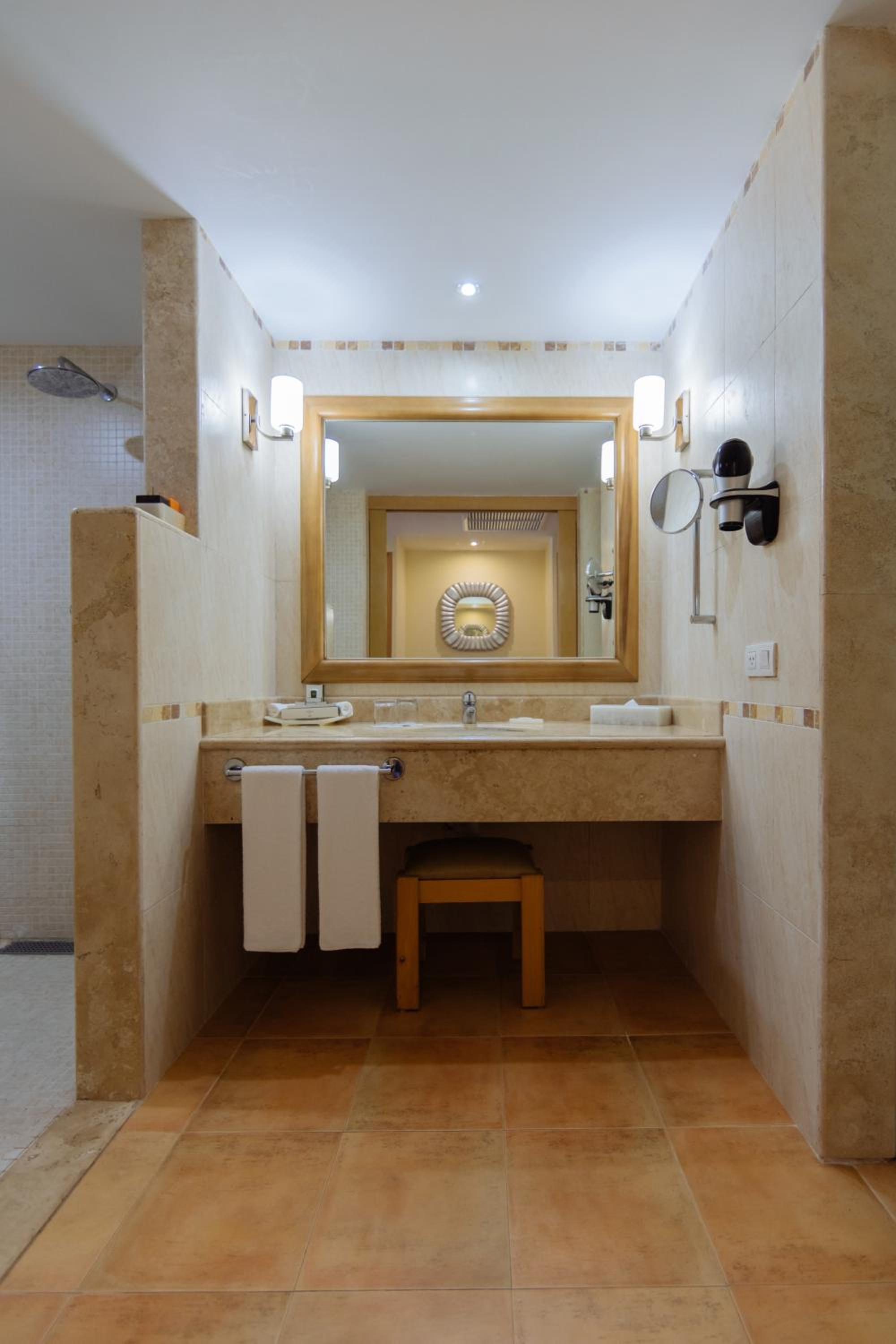 Superior Room (3 adults + 1 child) - Photo 6