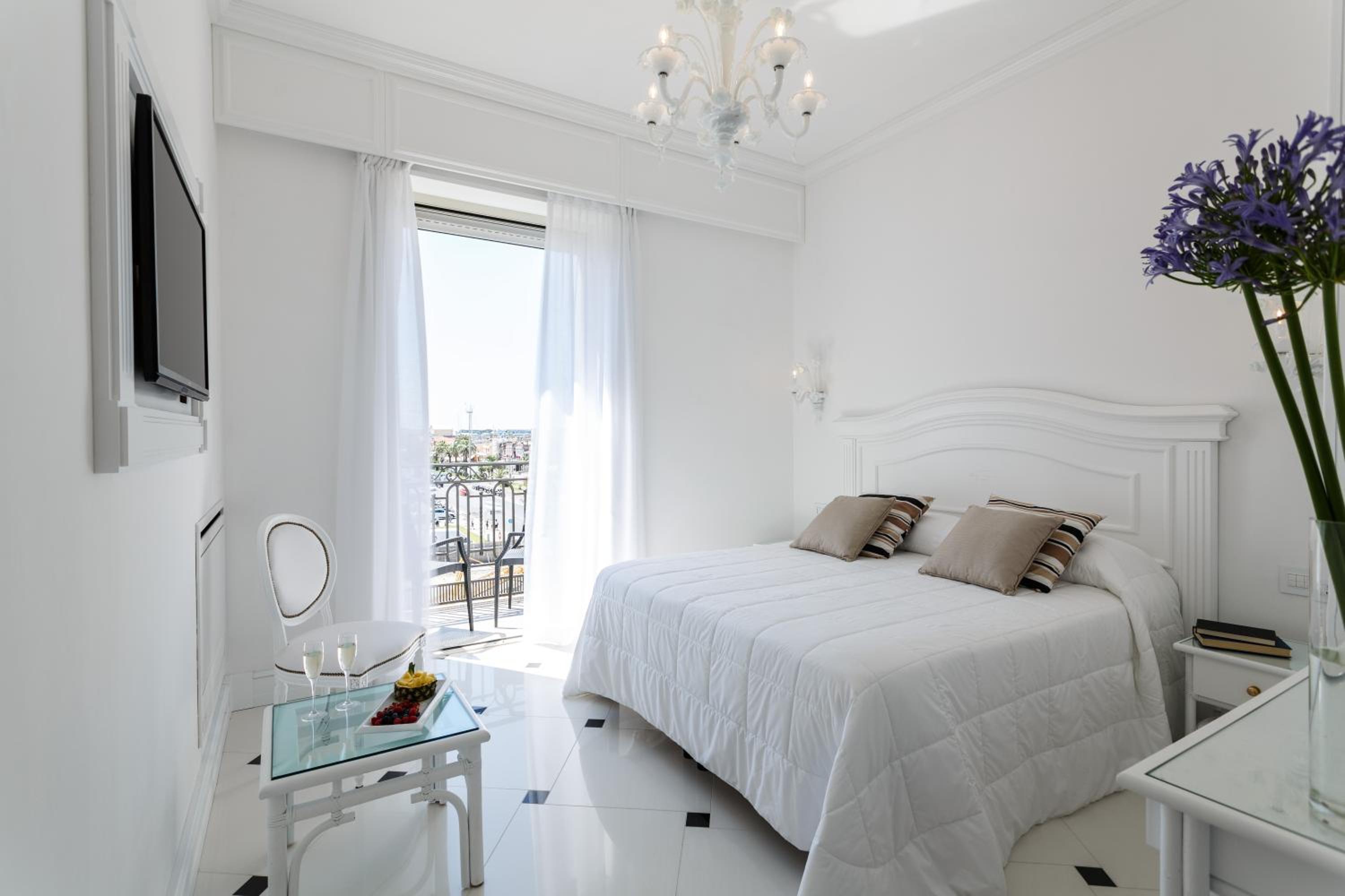 Prestige Double Room with Partial Sea View and Balcony photo 2