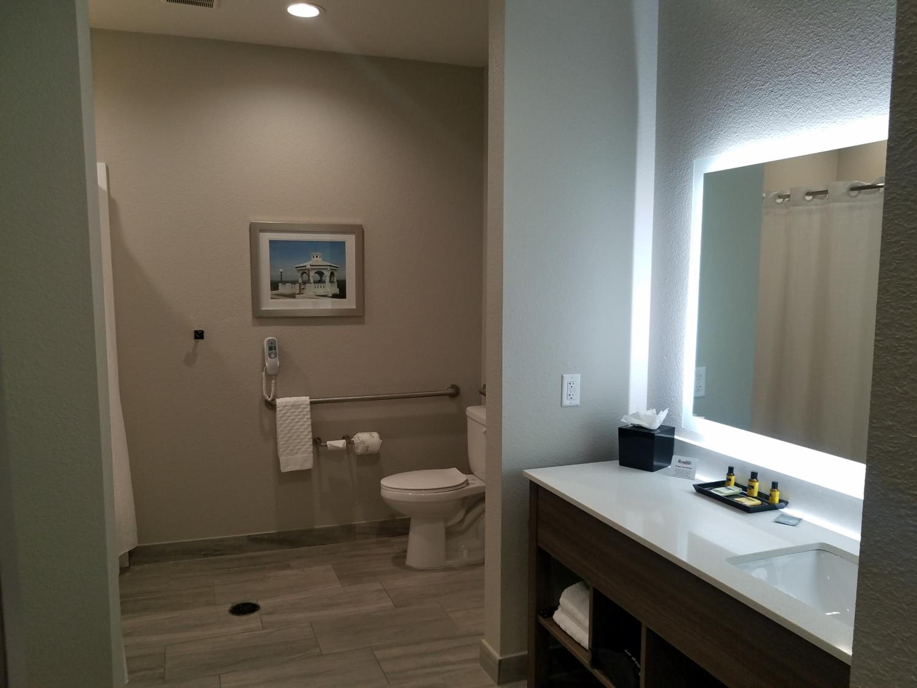 King Room with Bath Tub, Sofa Bed, View and Kitchenette - Disability Access/Non-Smoking - Photo 6