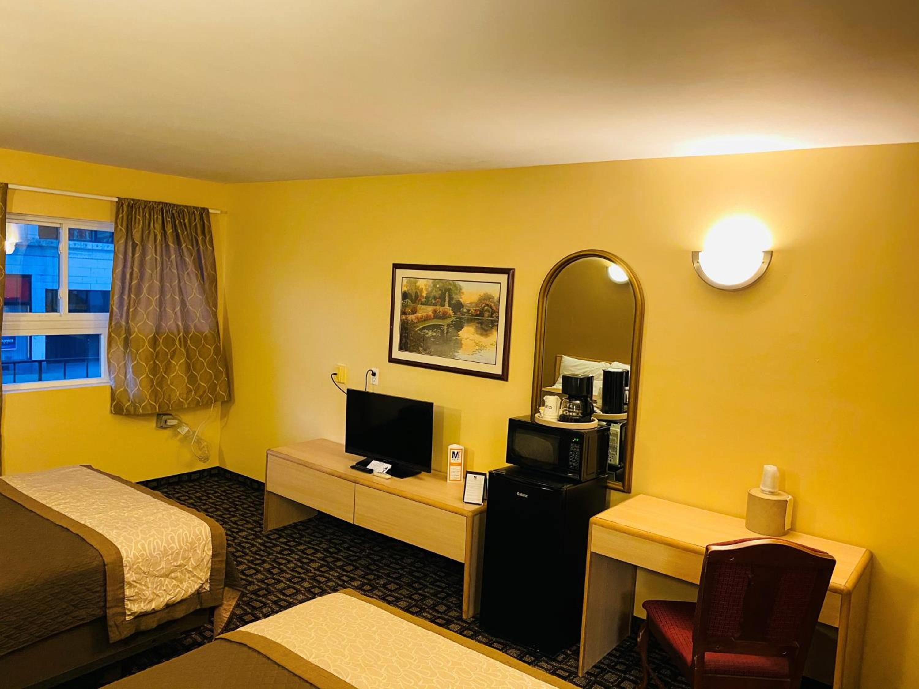 Queen Suite - Non-Smoking - Photo 3