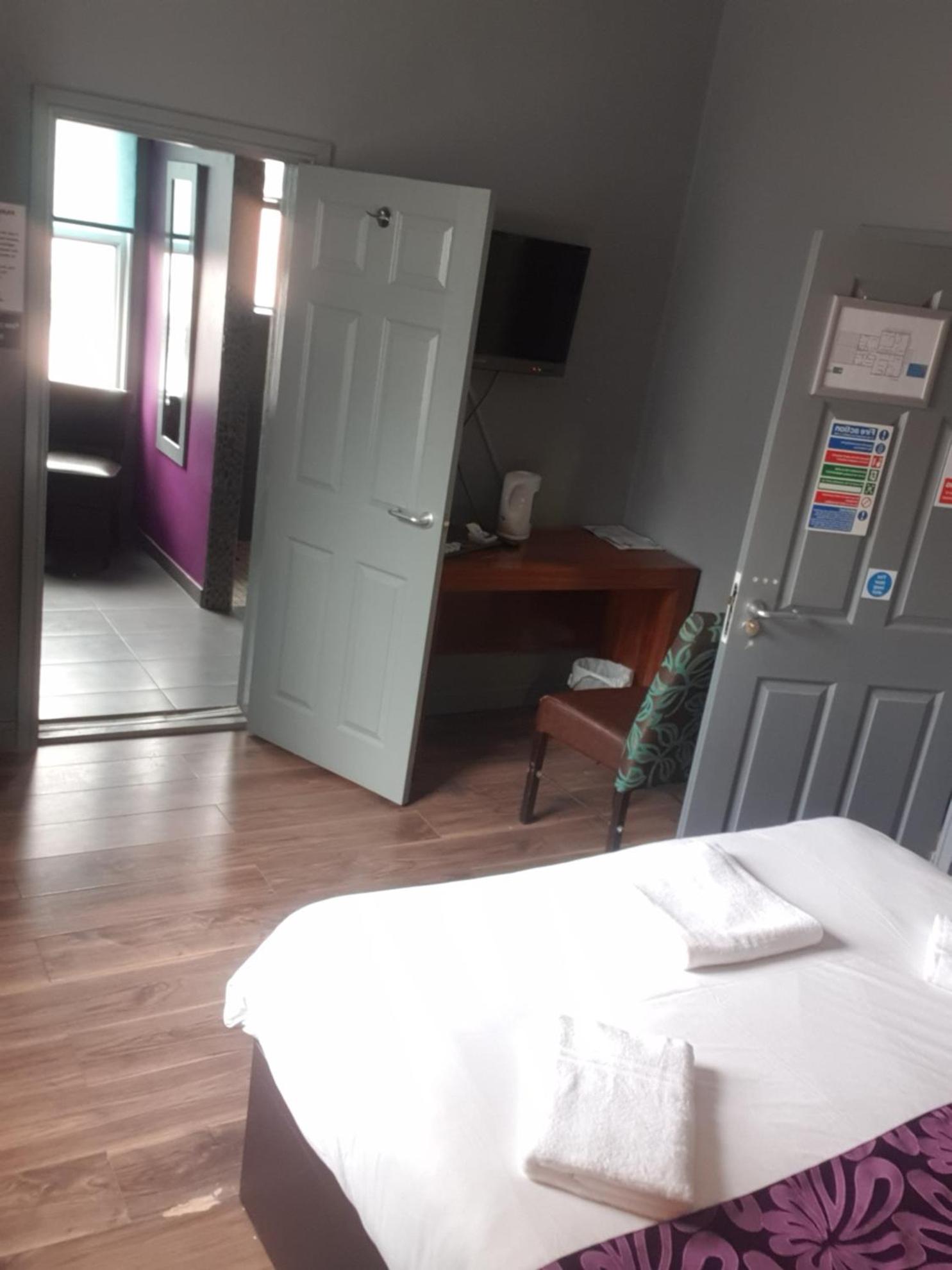 Deluxe Double Room with Shower photo 2