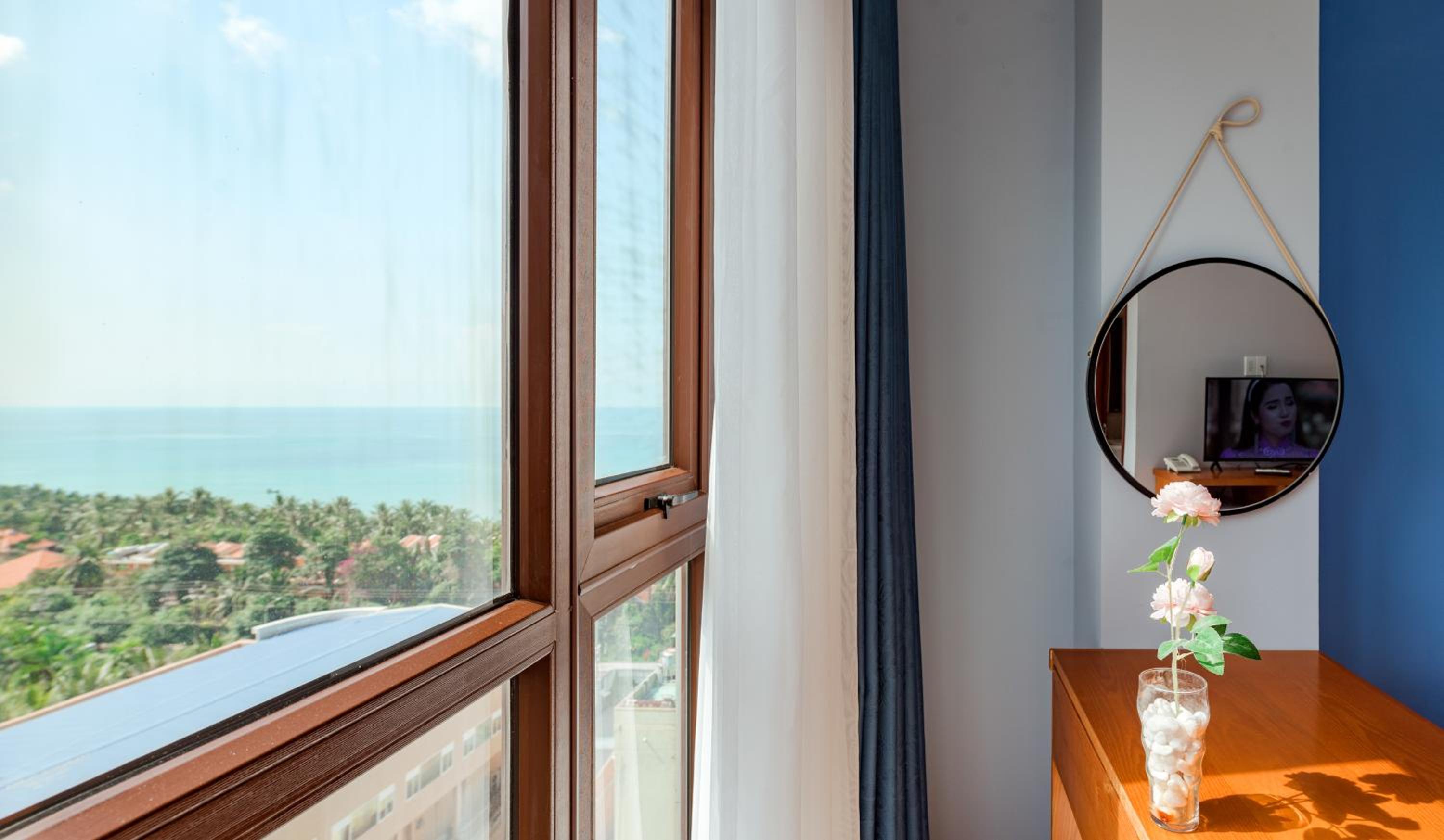 Deluxe Double Room with Sea View - Photo 17