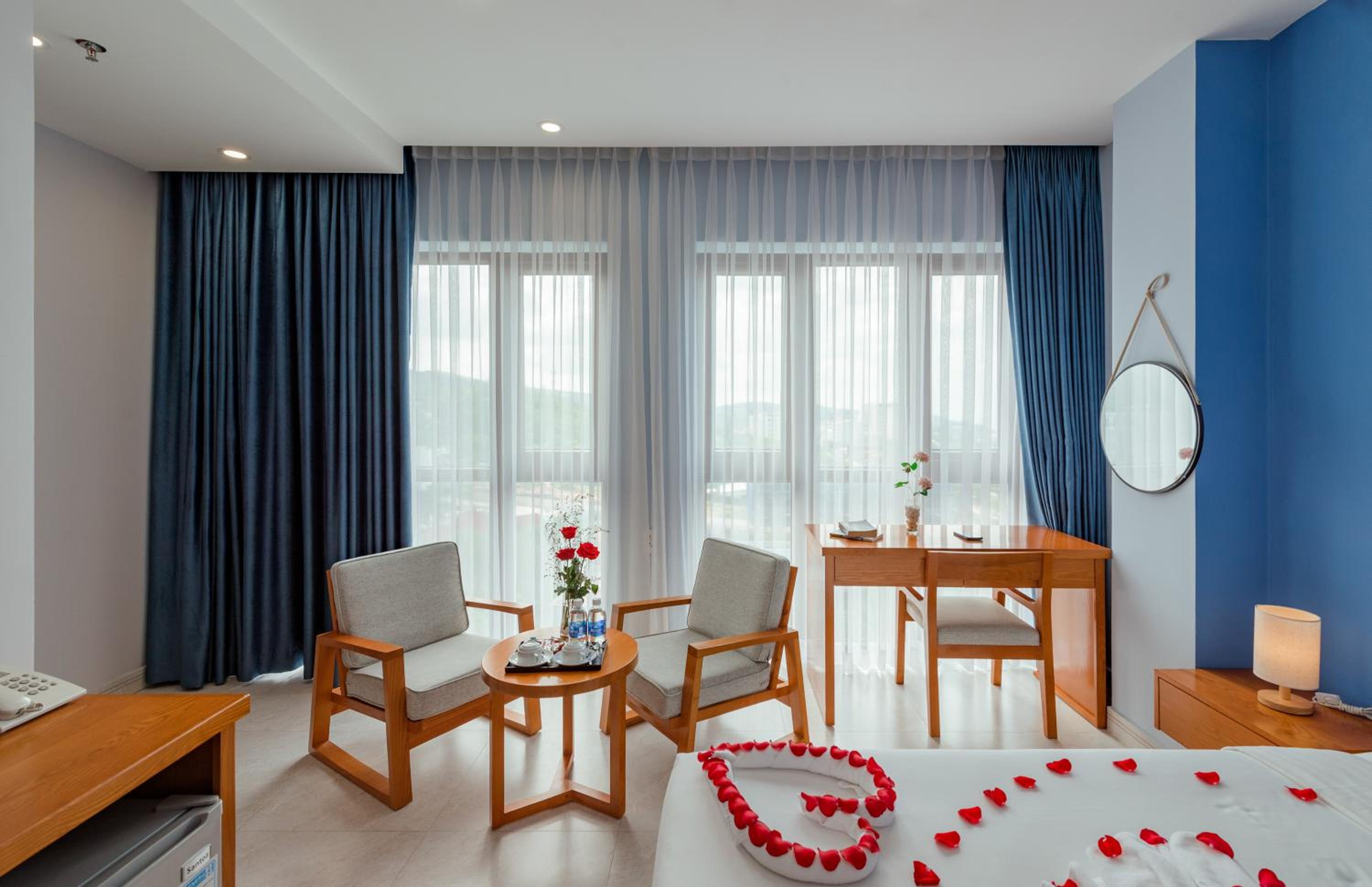 Deluxe Double Room with Sea View - Photo 10