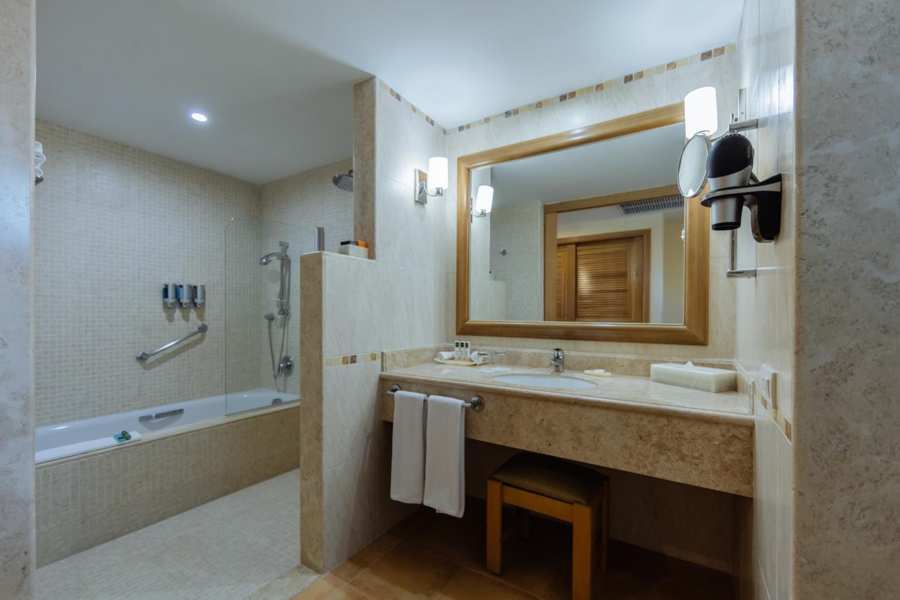 Junior Suite Ocean Front Premium Level (2 Adults + 1 Child) photo 2