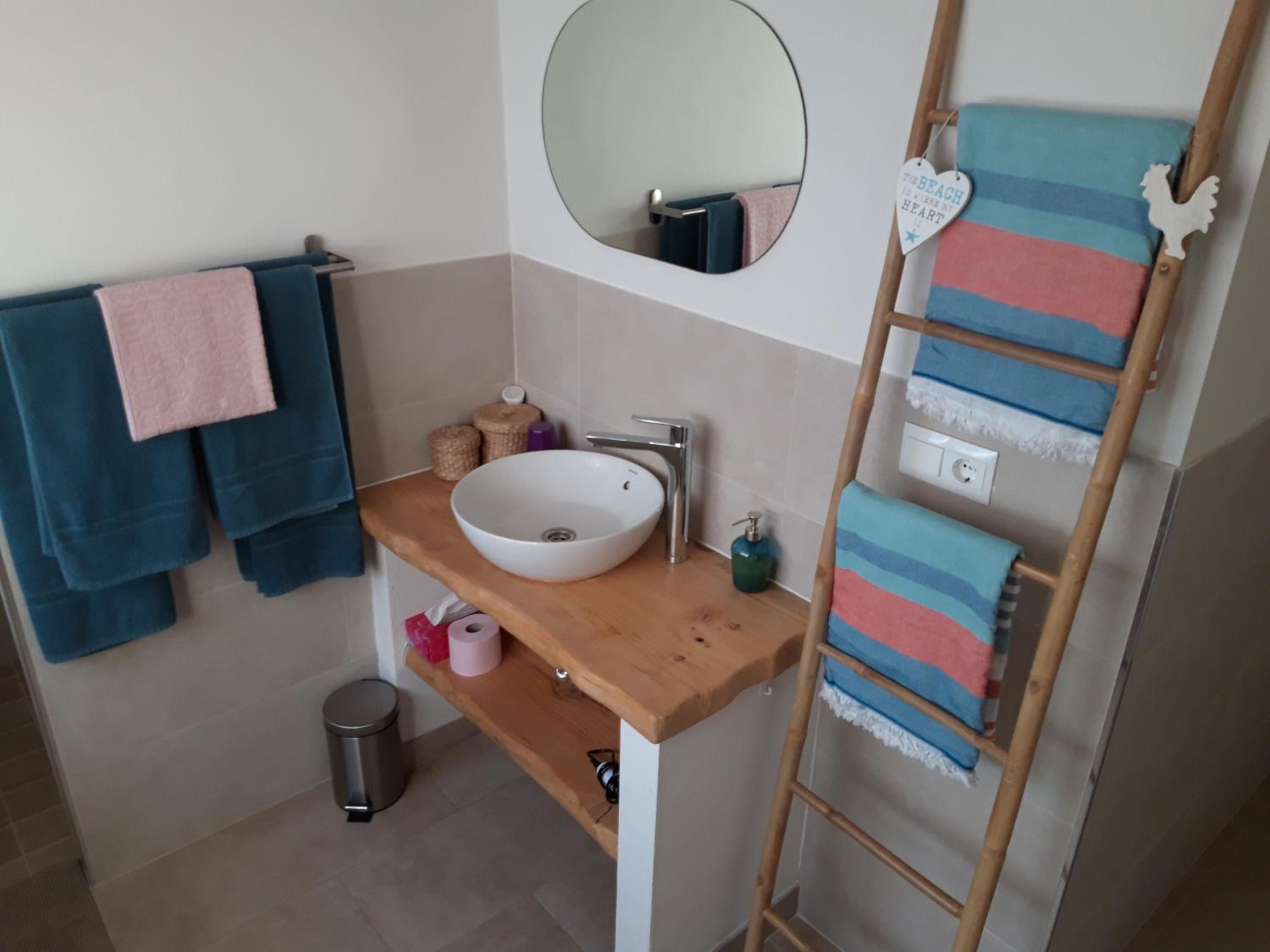 Twin Room with Private Bathroom photo 3