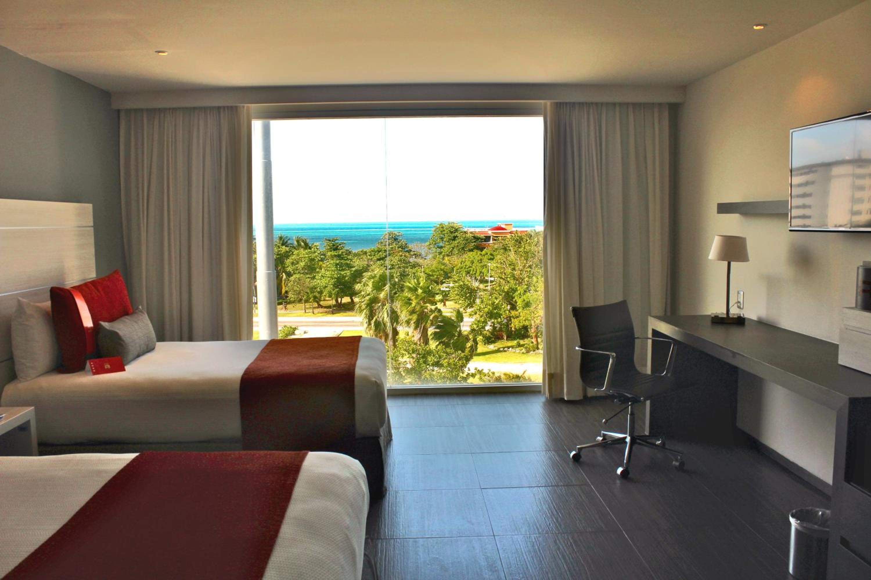 Deluxe Two Beds - Boulevard View photo 1