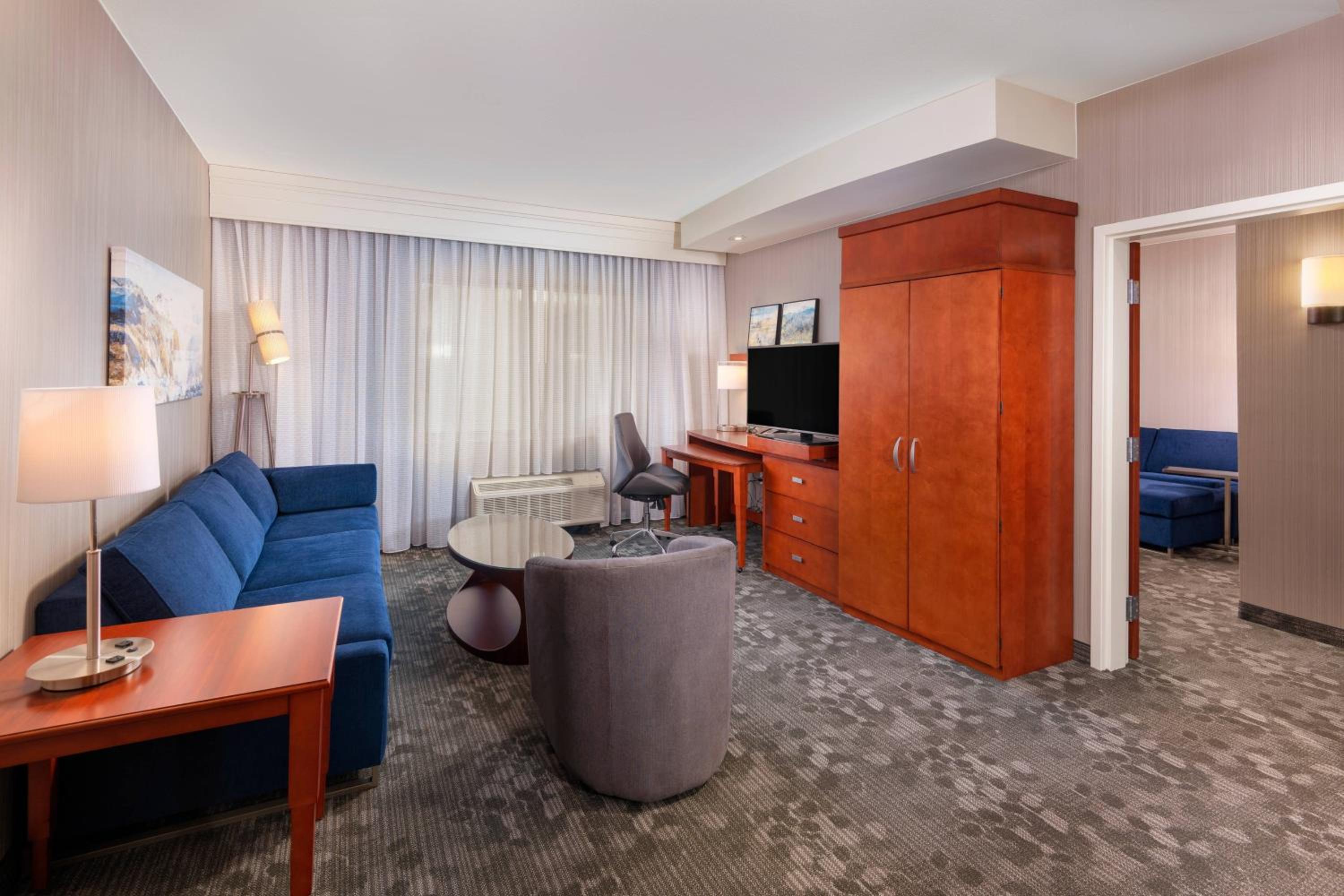 One-Bedroom King Suite with Bathtub and Sofa Bed - Mobility Access
