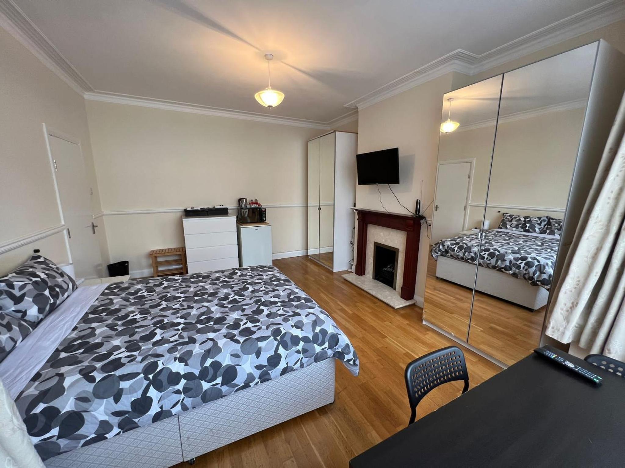 Large Double Room photo 1