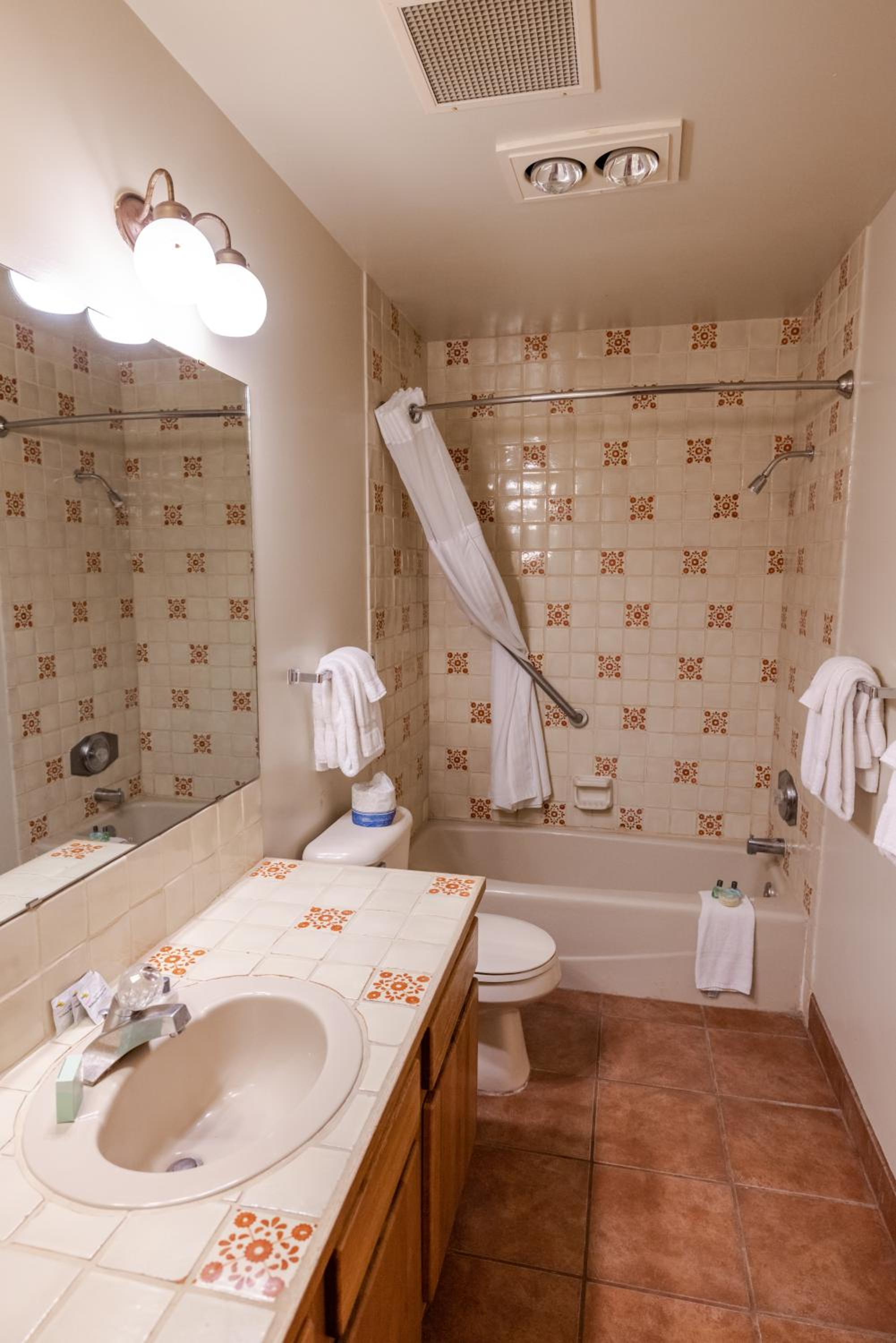 Deluxe Suite - Photo 6