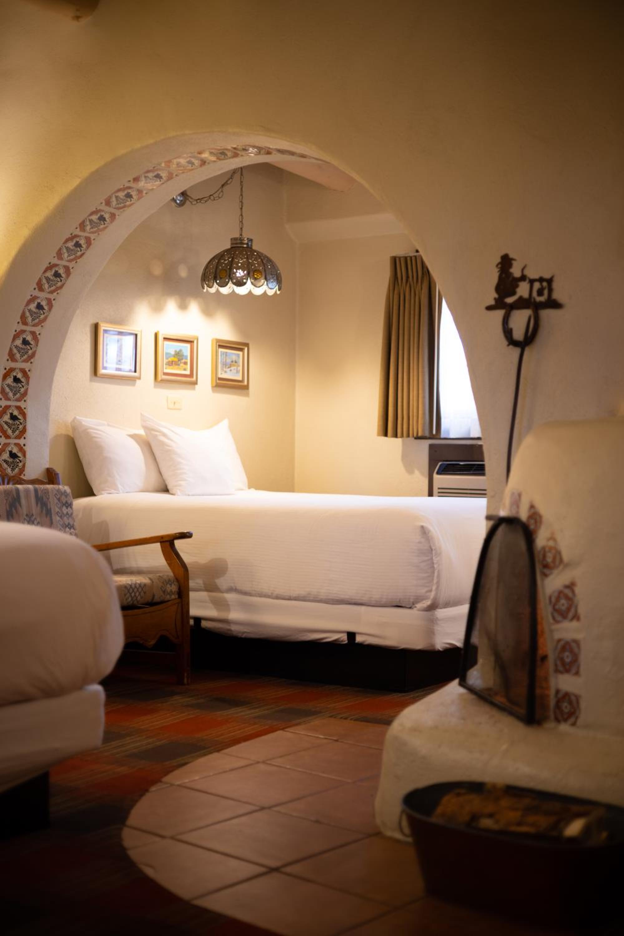 Queen Room with Two Queen Beds - Photo 5
