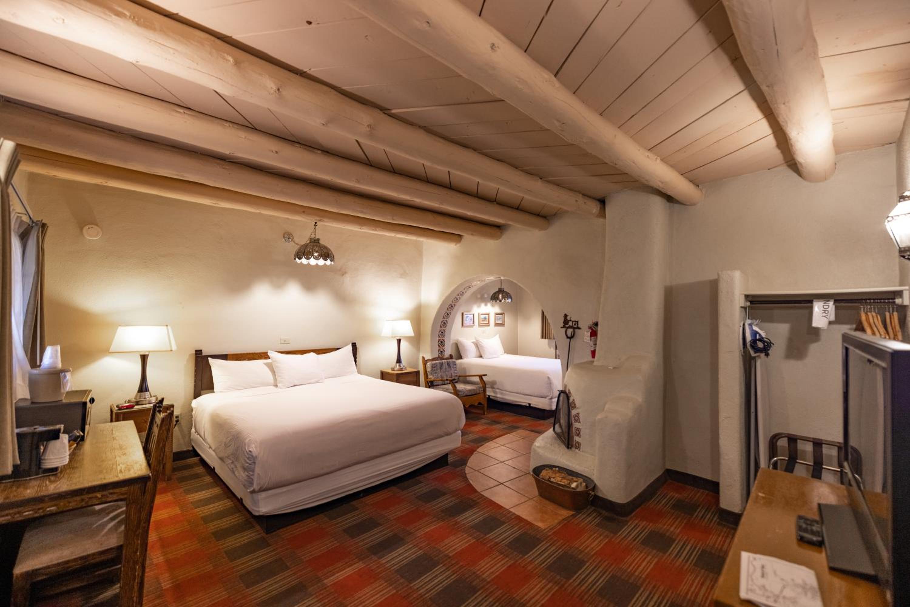Queen Room with Two Queen Beds - Photo 4