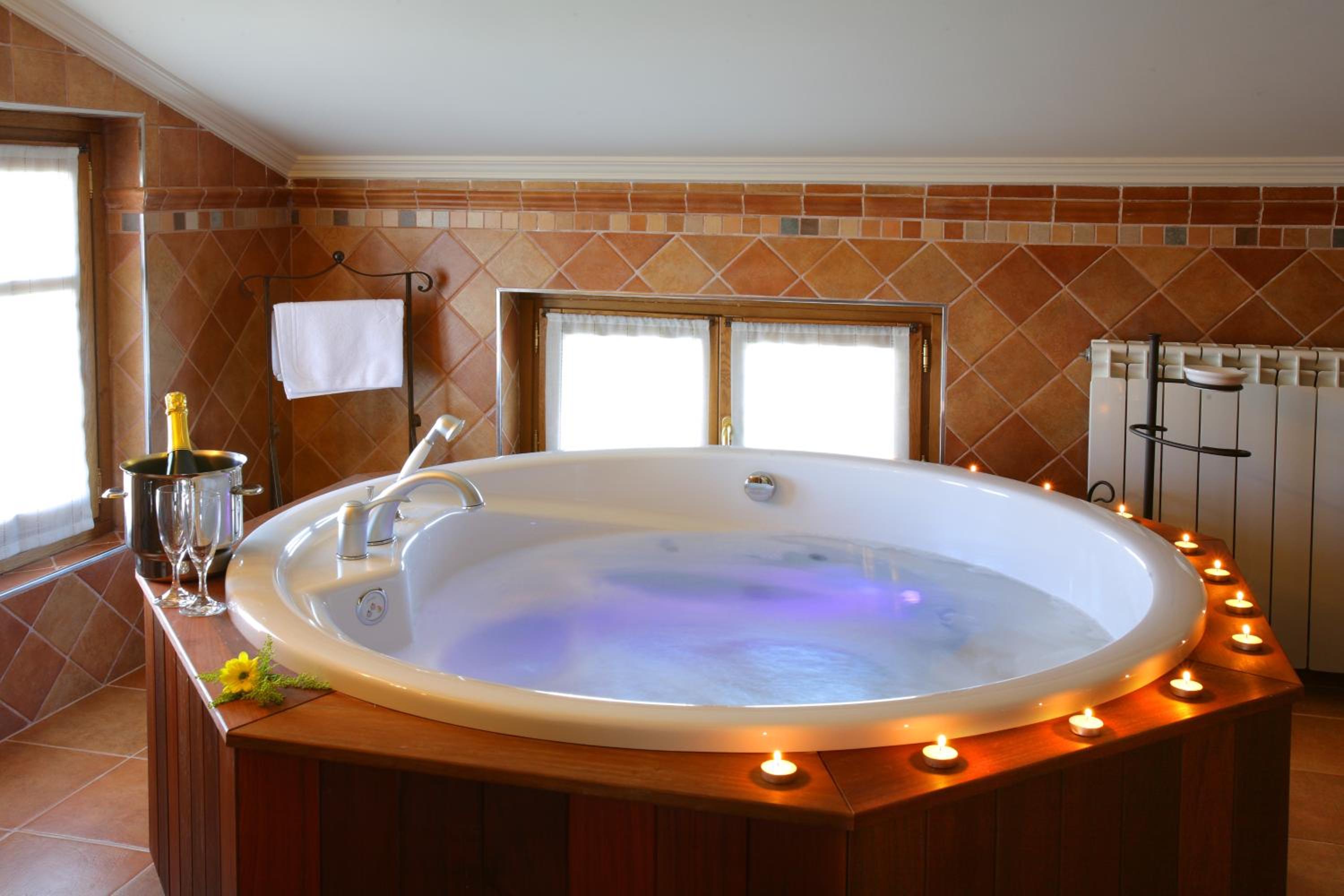 Junior Suite with Spa Bath - Photo 2