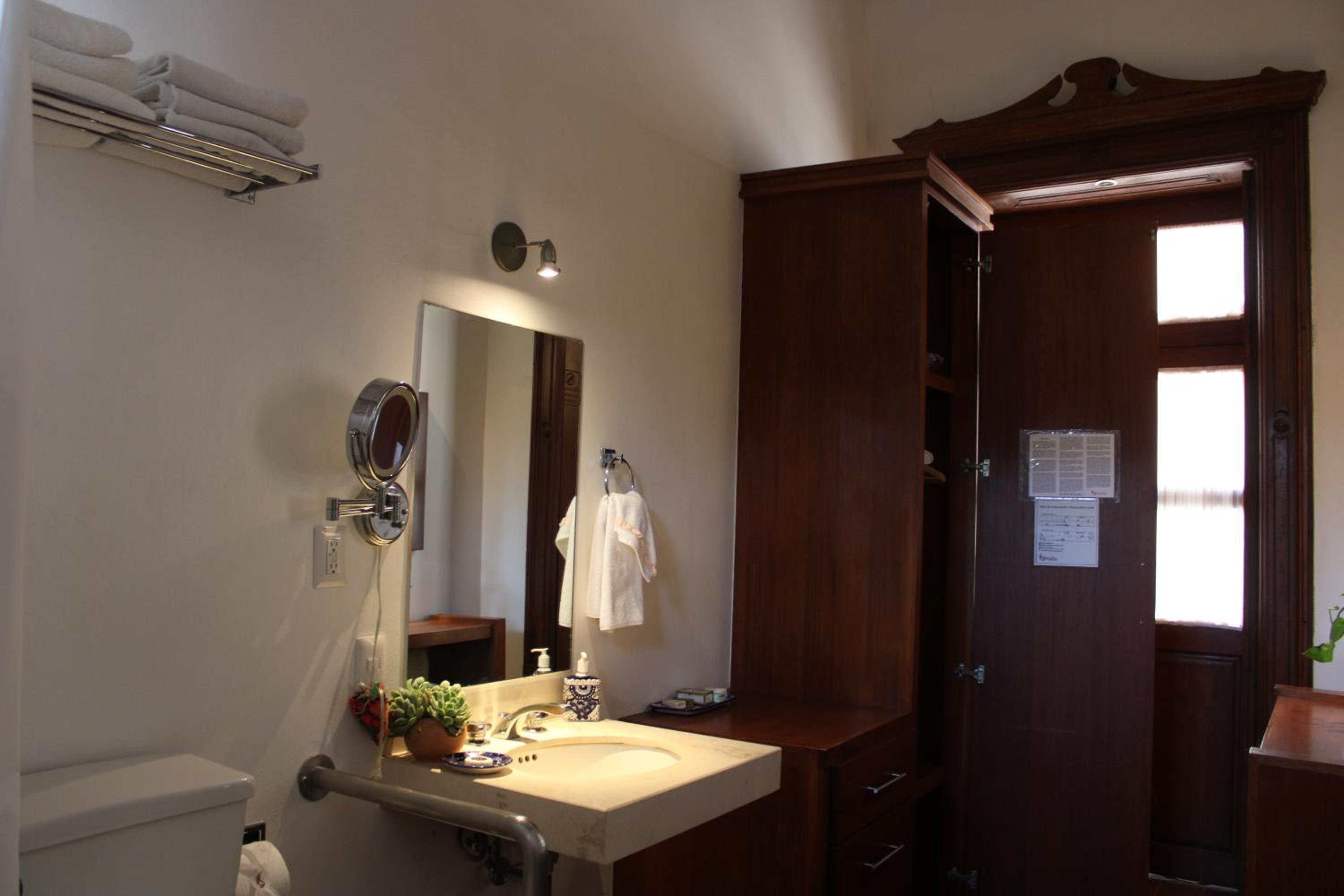 Family Suite with Balcony - Photo 10
