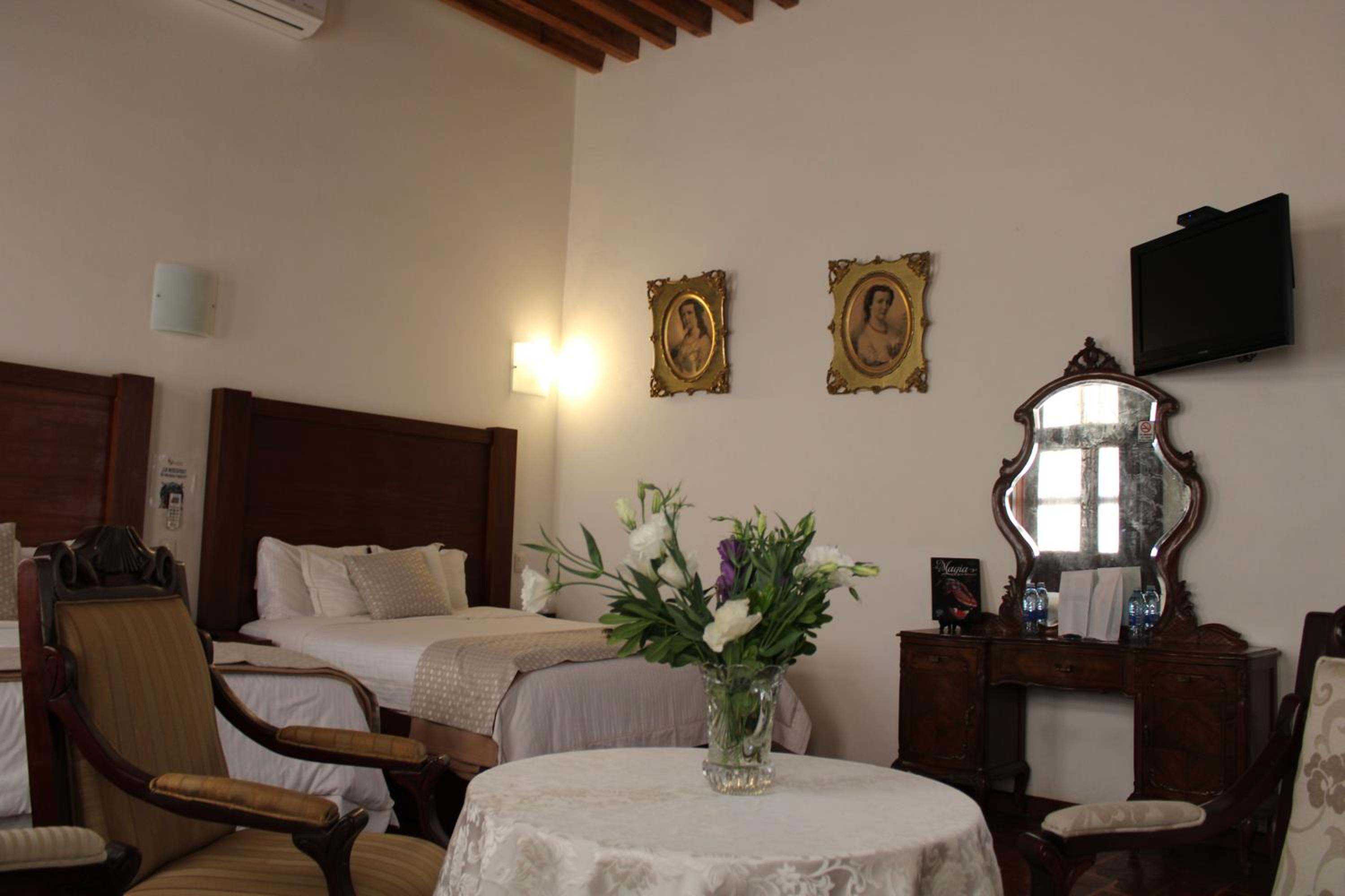 Family Suite with Balcony - Photo 12