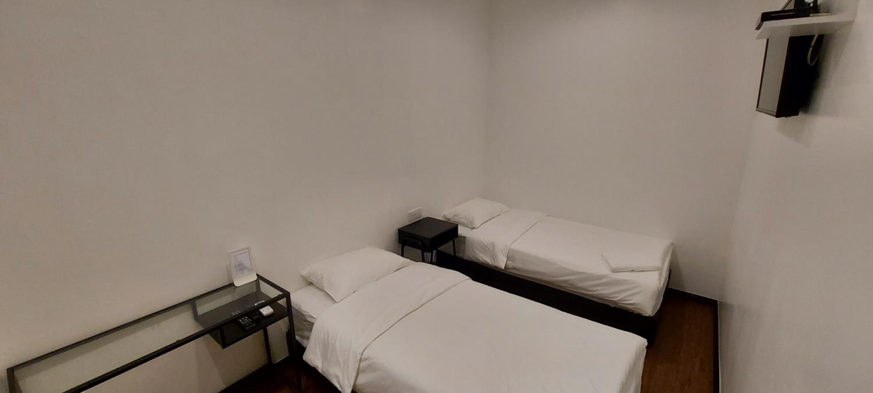 Twin Room with Bathroom - Photo 3