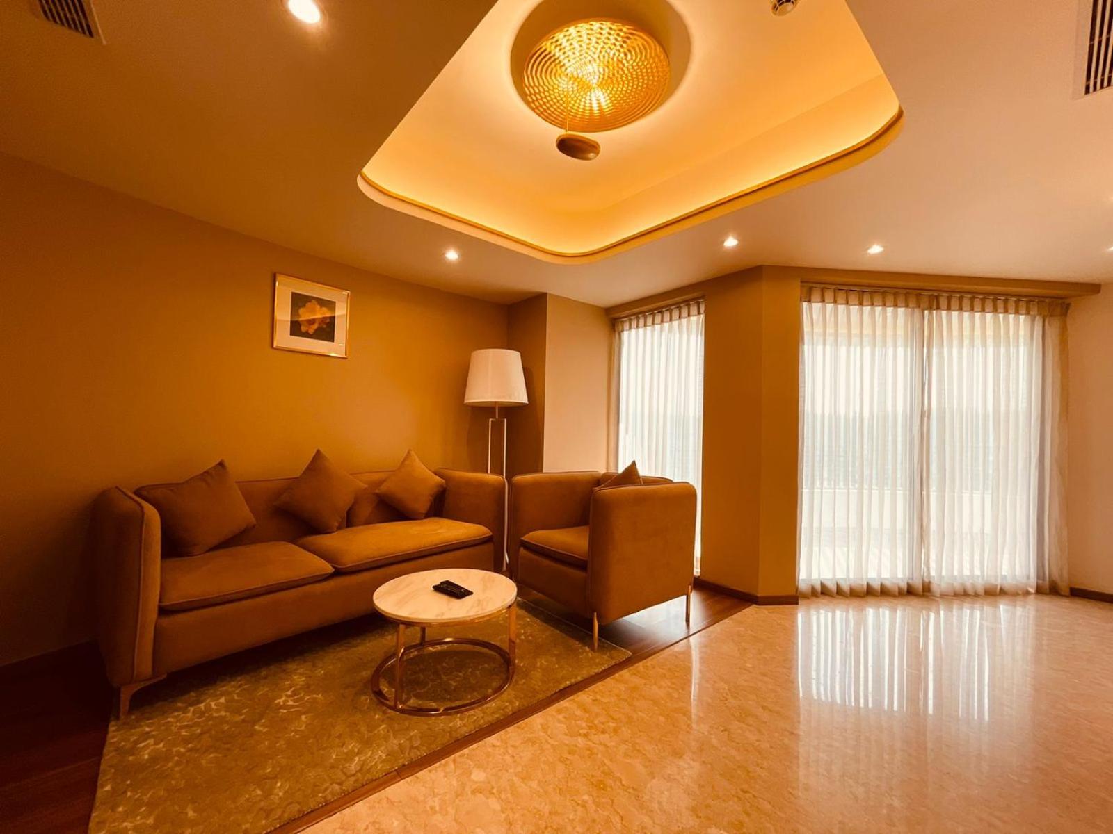 Suite - Photo 1