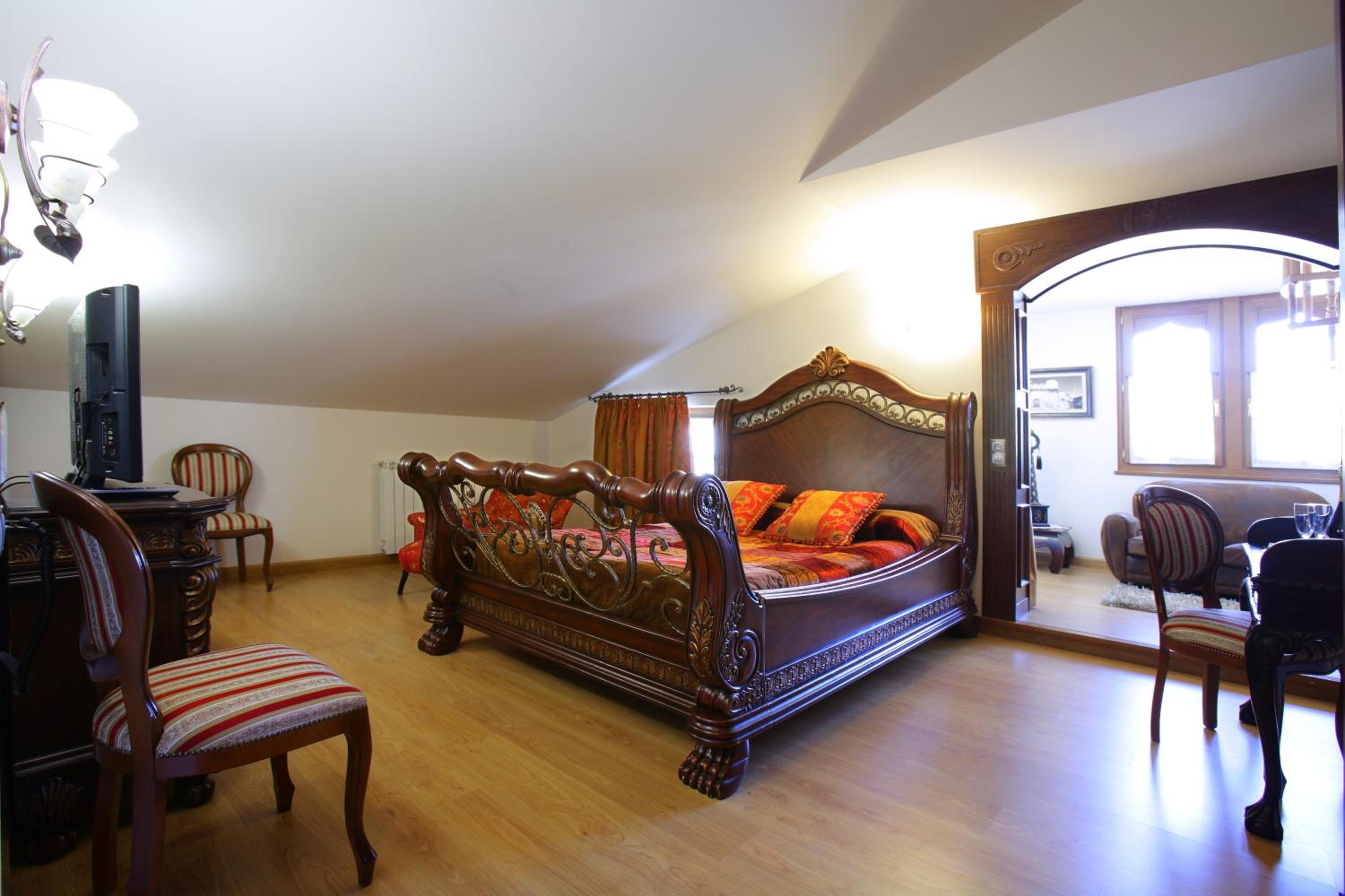 Junior Suite with Spa Bath - Photo 5