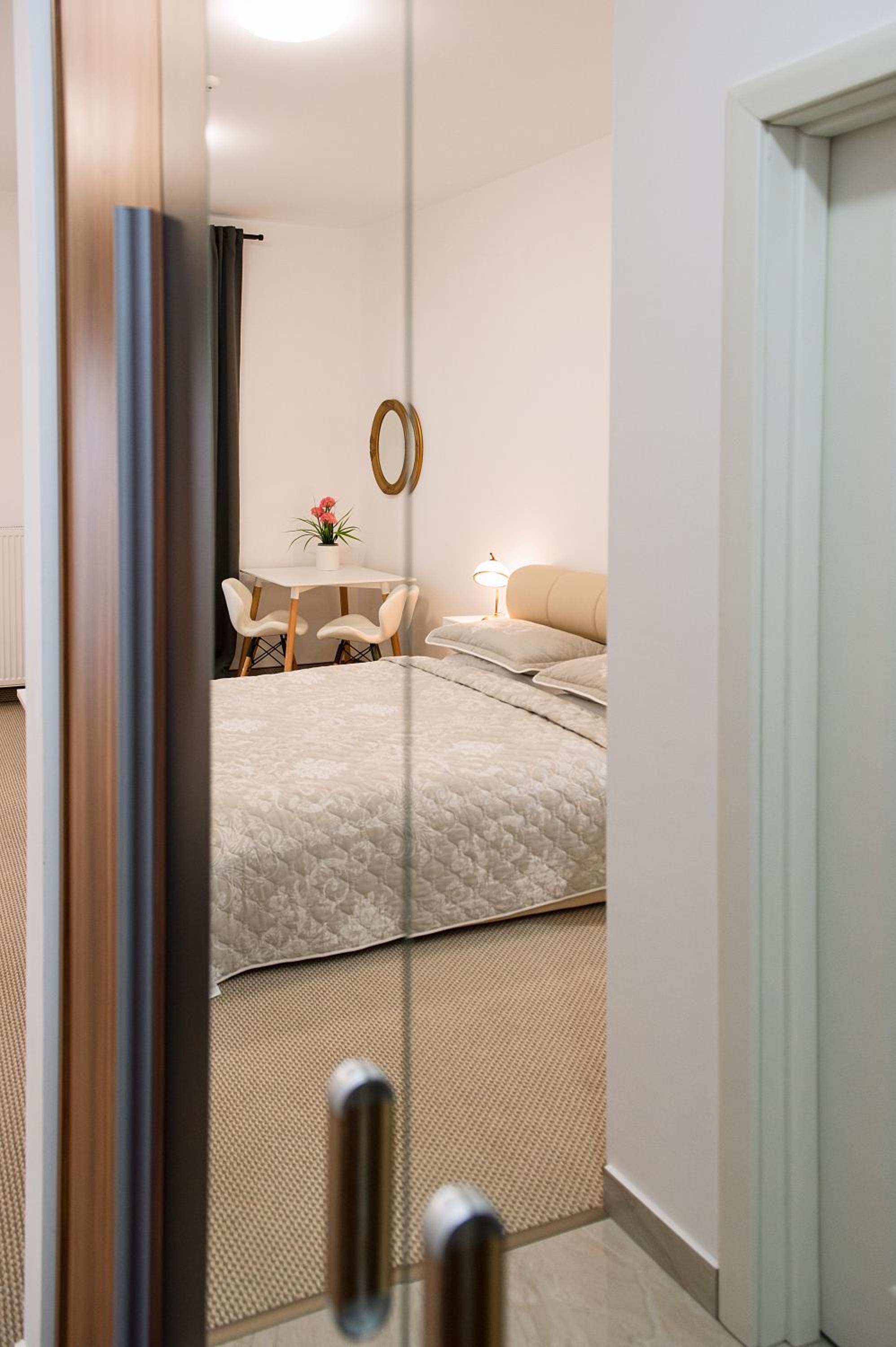 Double Room - Photo 7