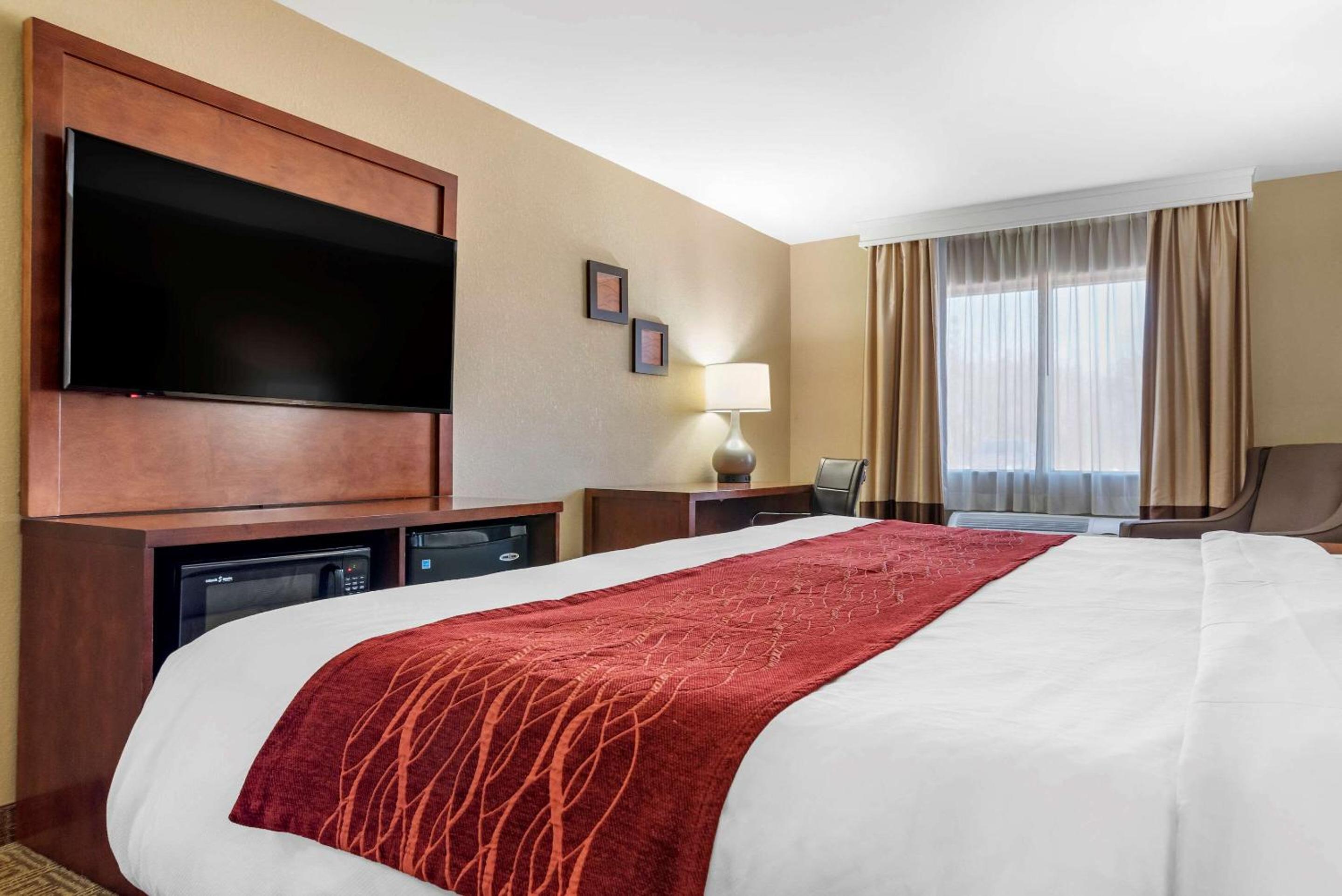 King Room - Non-Smoking - Photo 3