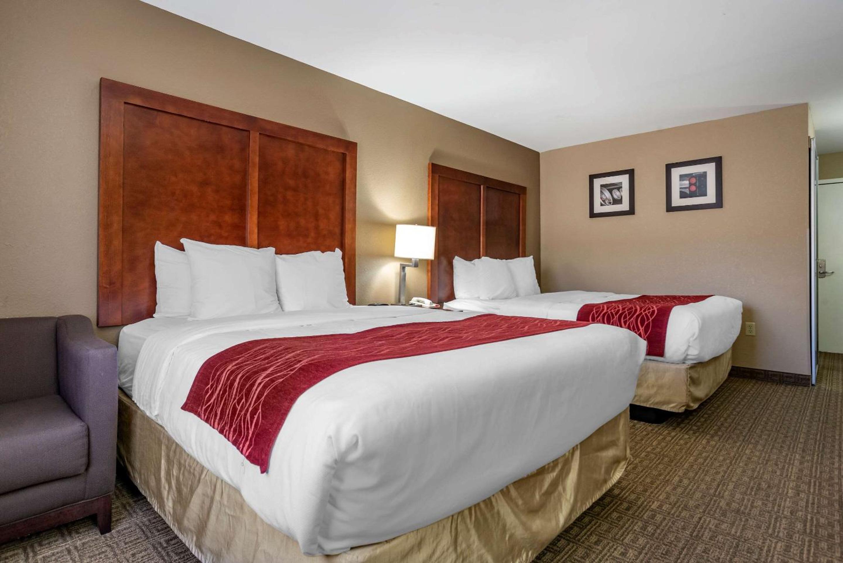 Queen Room with Two Queen Beds - Non-Smoking - Photo 4