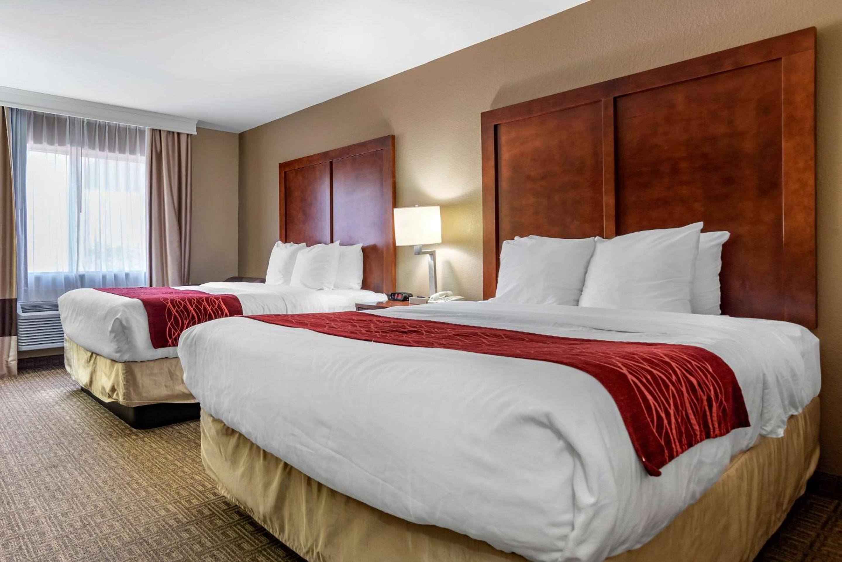 Queen Room with Two Queen Beds - Non-Smoking - Photo 1
