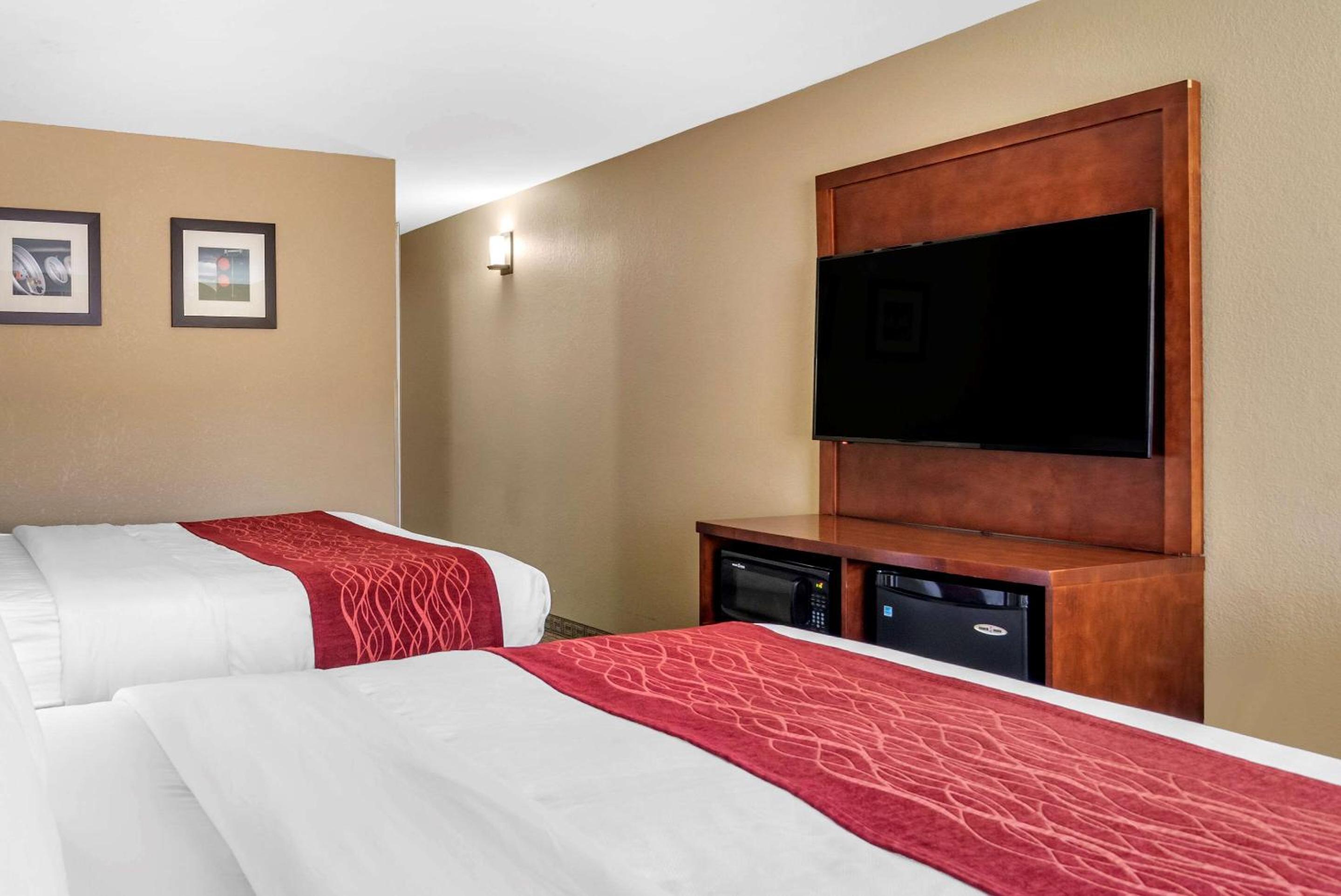 Queen Room with Two Queen Beds - Non-Smoking - Photo 3