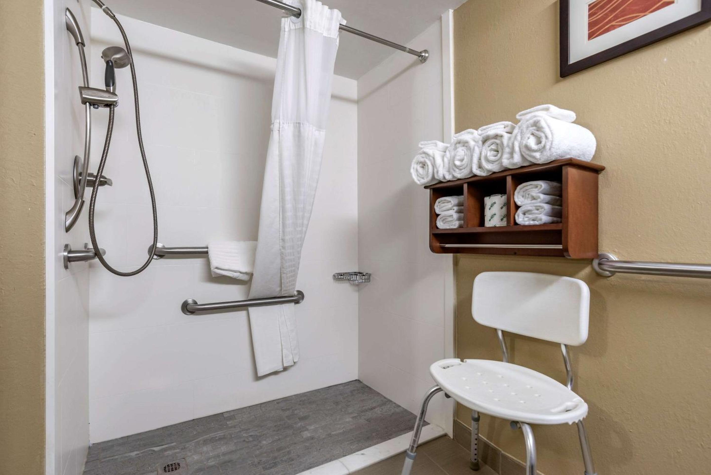 Queen Room with Two Queen Beds - Accessible/Non-Smoking  - Photo 3