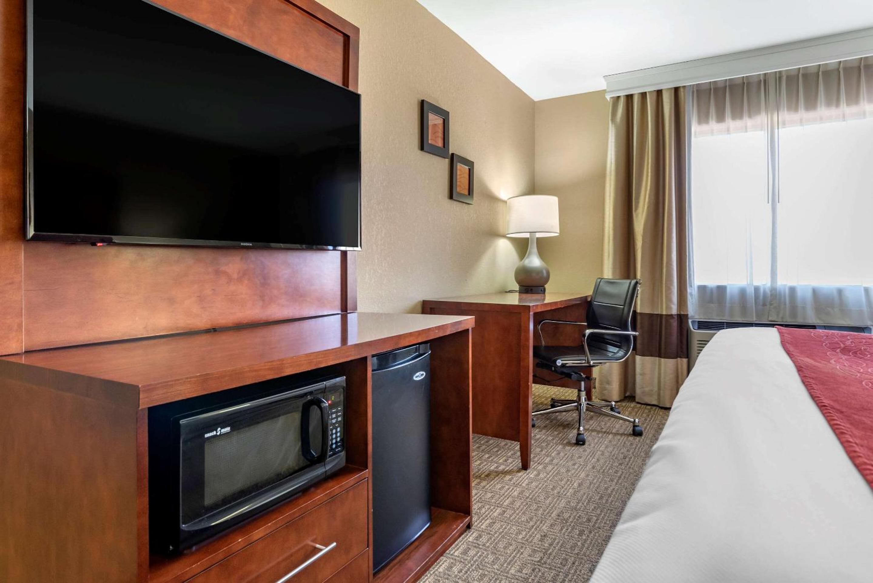 King Suite with Sofa Bed - Non-Smoking - Photo 2