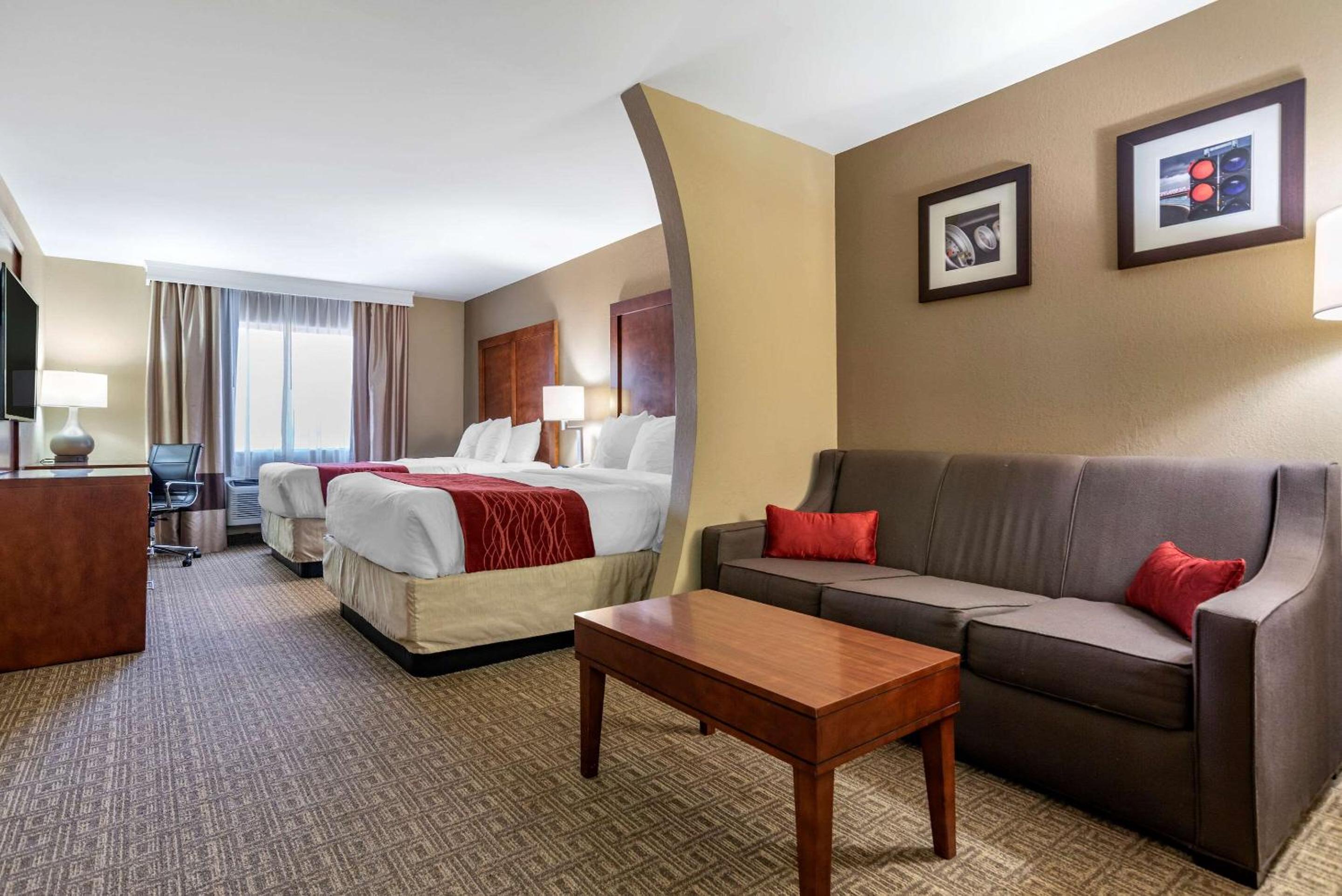 Queen Suite with Sofa Bed - Non-Smoking - Photo 1