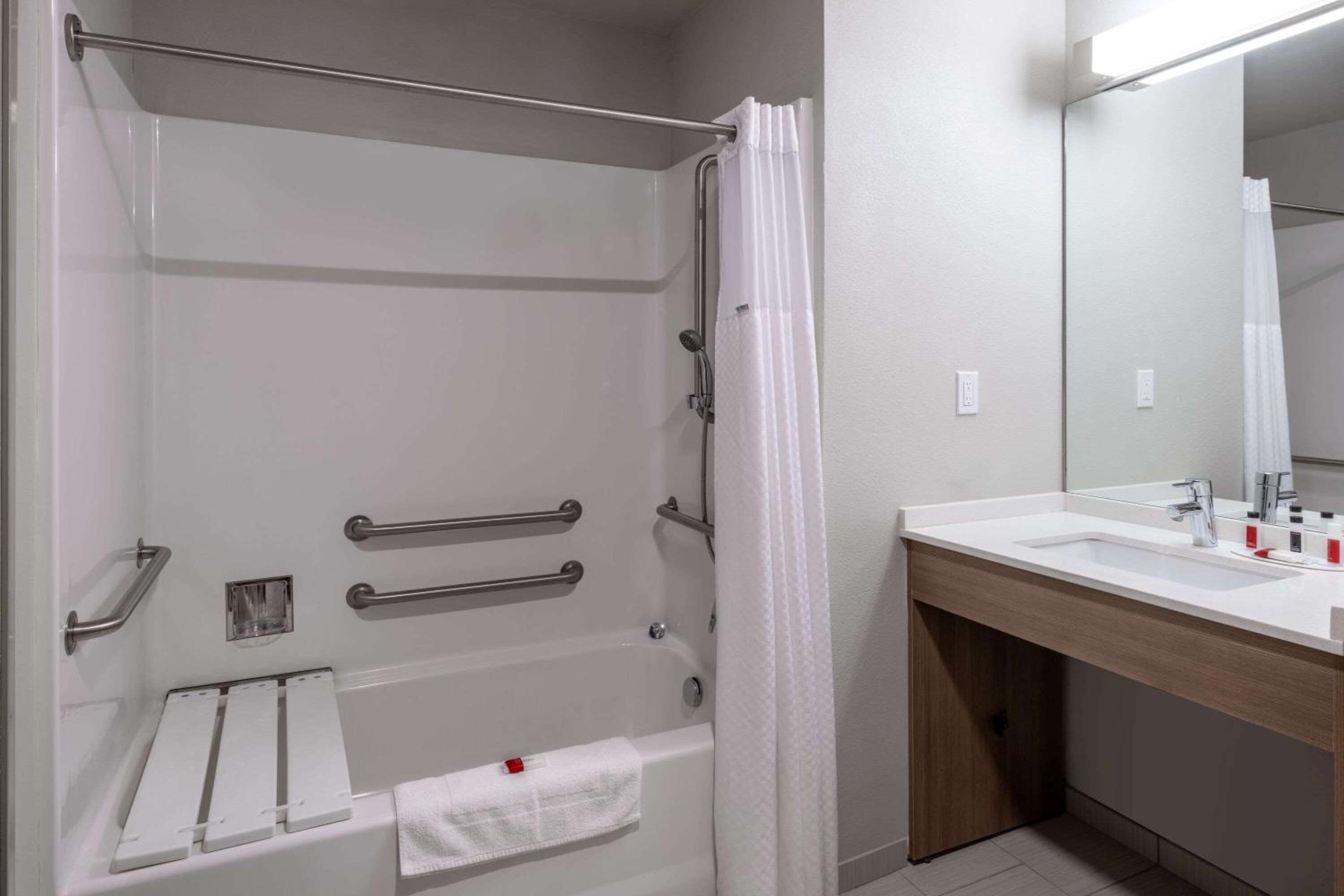 Queen Suite with Mobility/Hearing Impaired Access - Non-Smoking - Photo 2