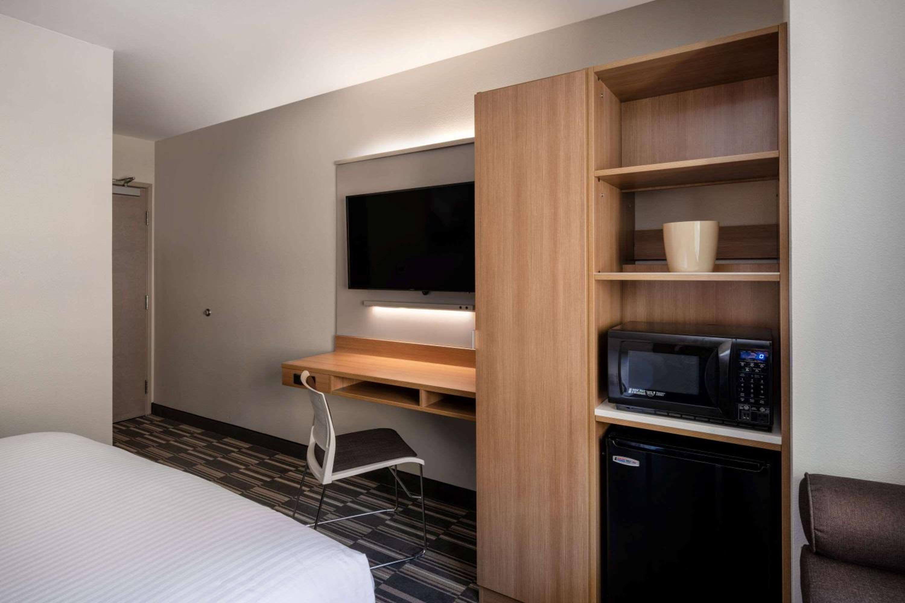Queen Room with Mobility/Hearing Access - Non-Smoking - Photo 4