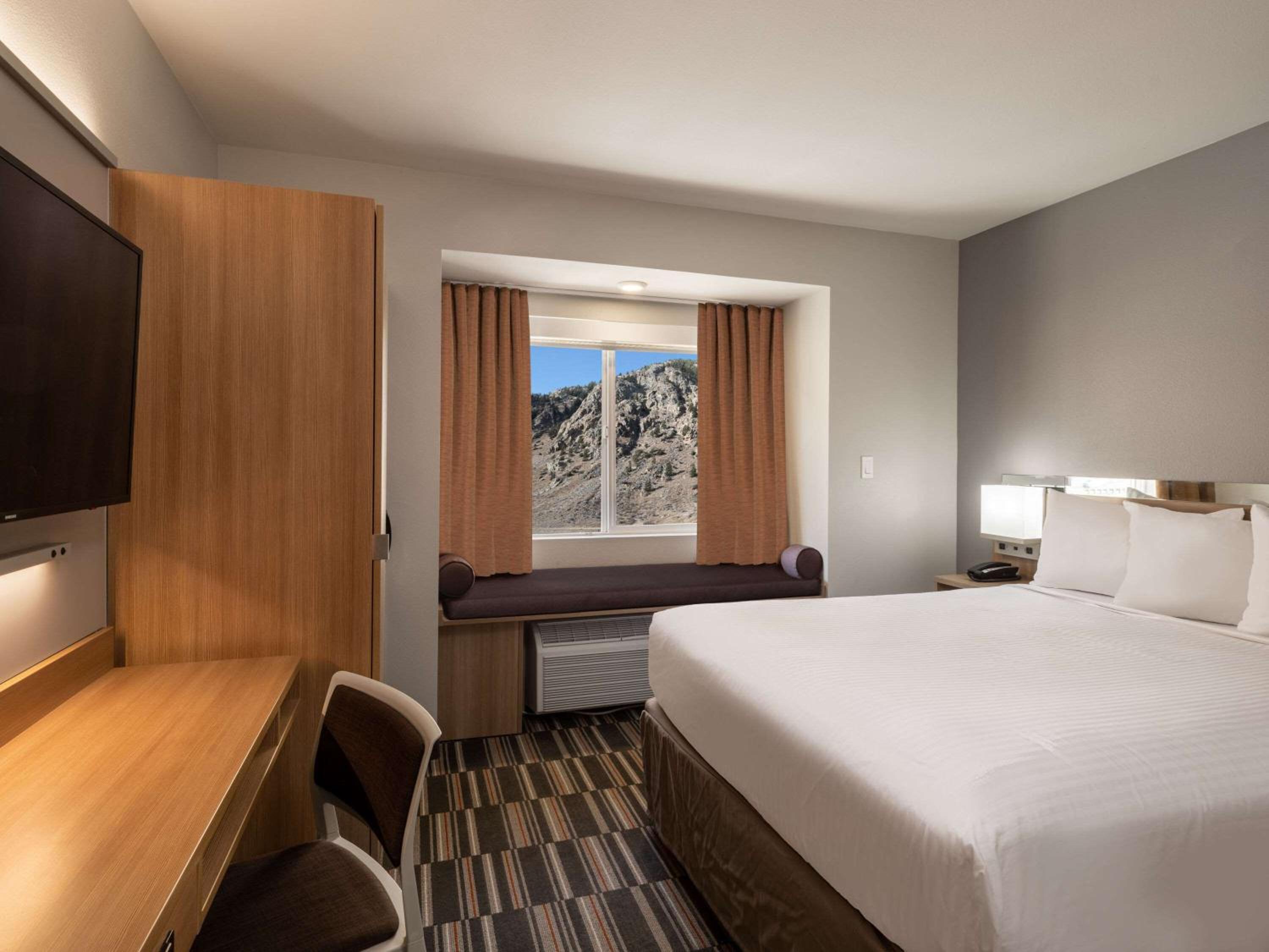 Queen Room with Mobility/Hearing Access - Non-Smoking - Photo 3