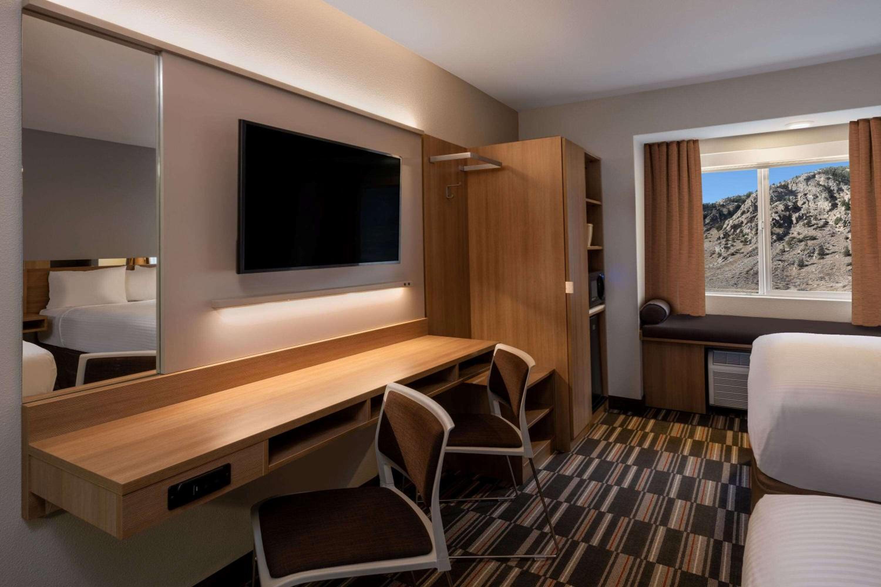 Lake Side Queen Room with Two Queen Beds - Non-Smoking - Photo 3
