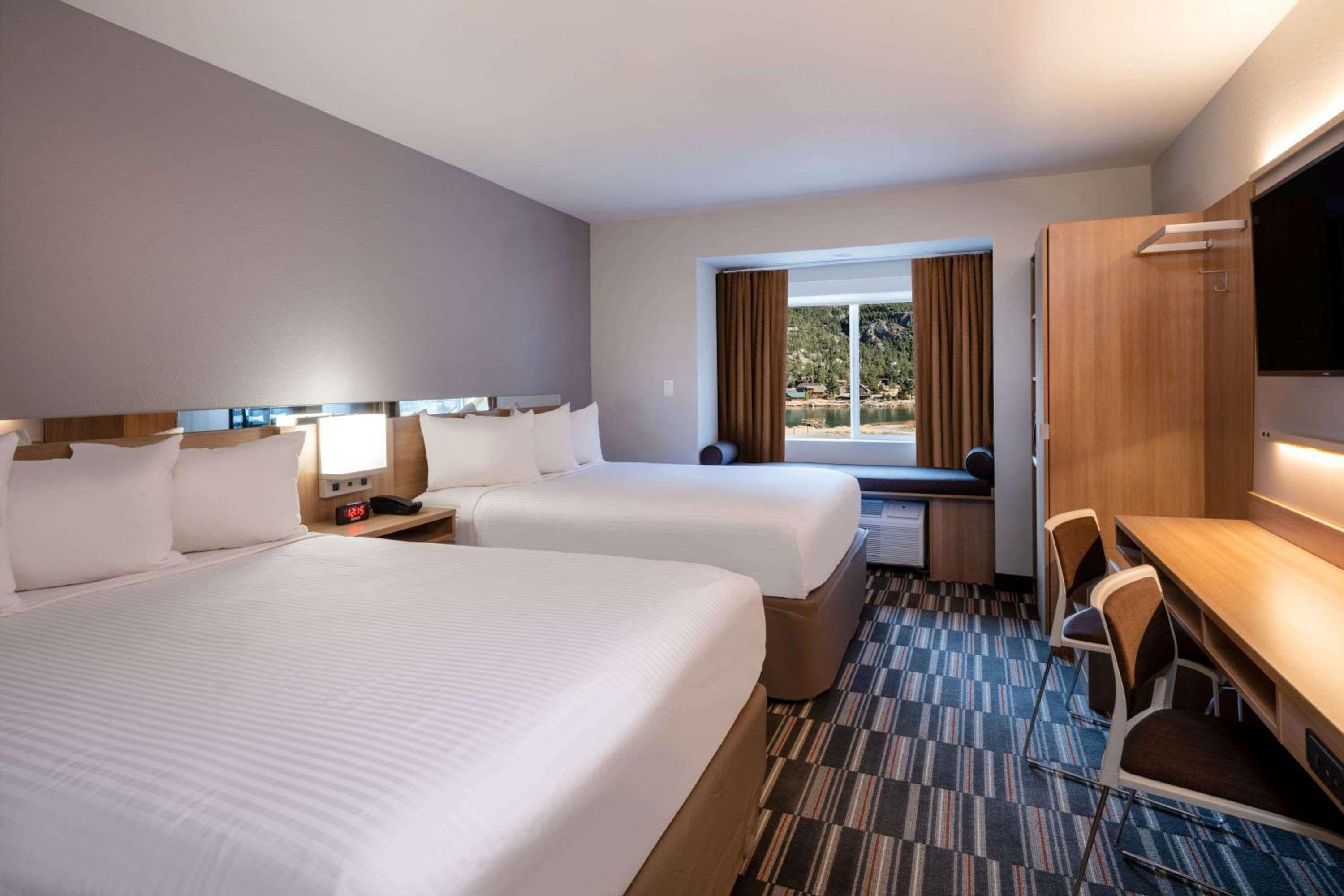 Lake Side Queen Room with Two Queen Beds - Non-Smoking - Photo 1