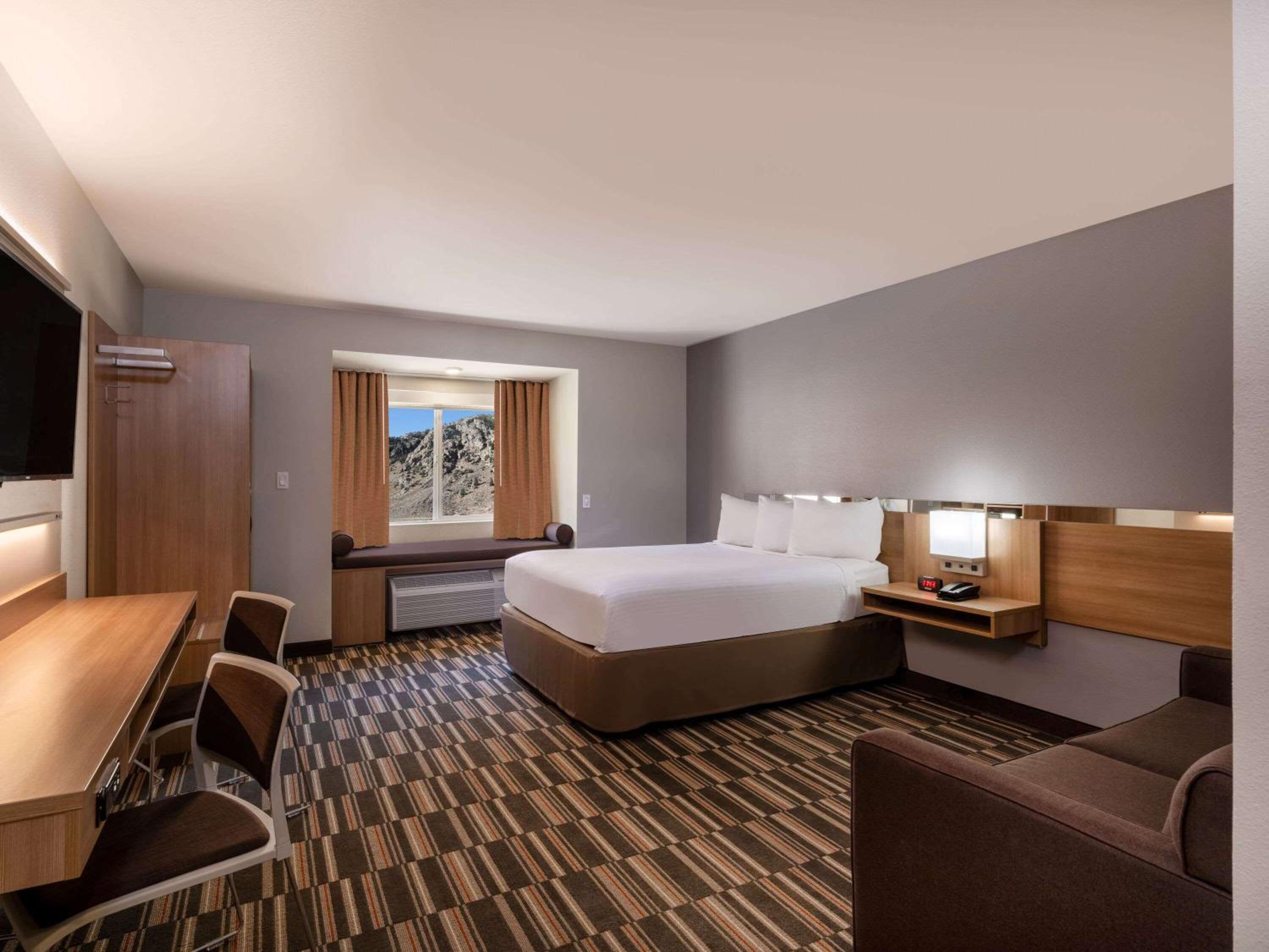 Queen Suite with Mobility/Hearing Impaired Access - Non-Smoking - Photo 1