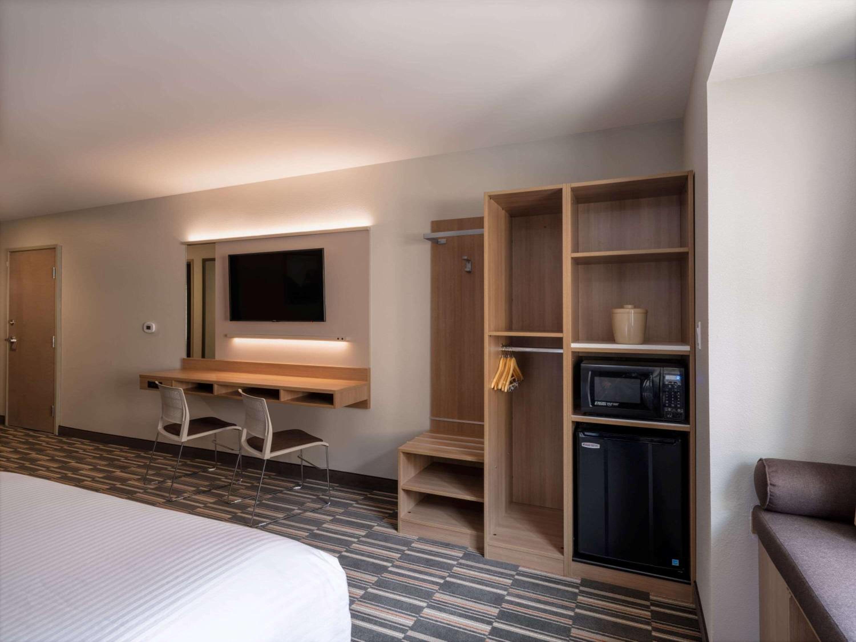 Queen Suite with Mobility/Hearing Impaired Access - Non-Smoking - Photo 3