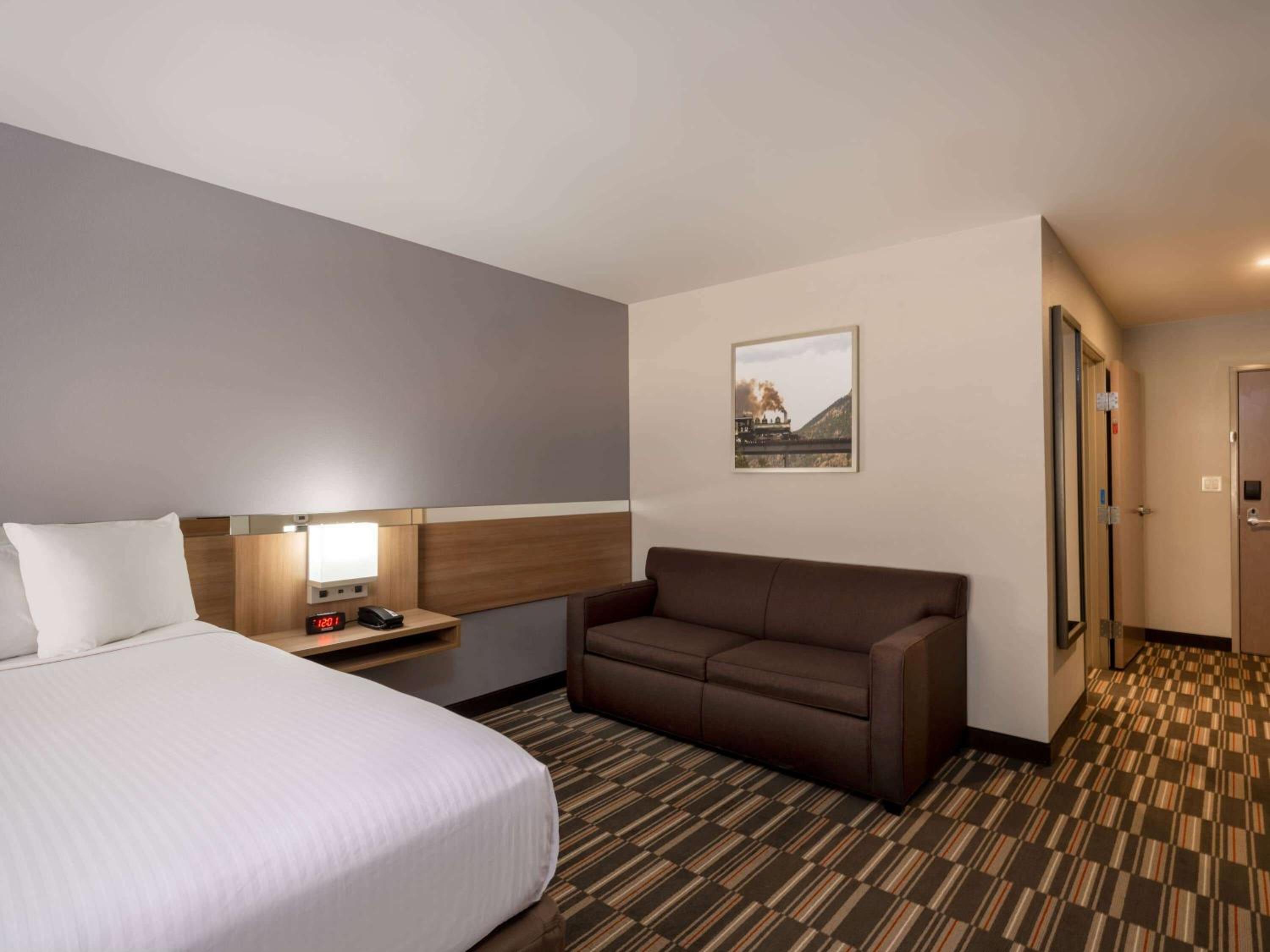 Queen Suite with Mobility/Hearing Impaired Access - Non-Smoking - Photo 5