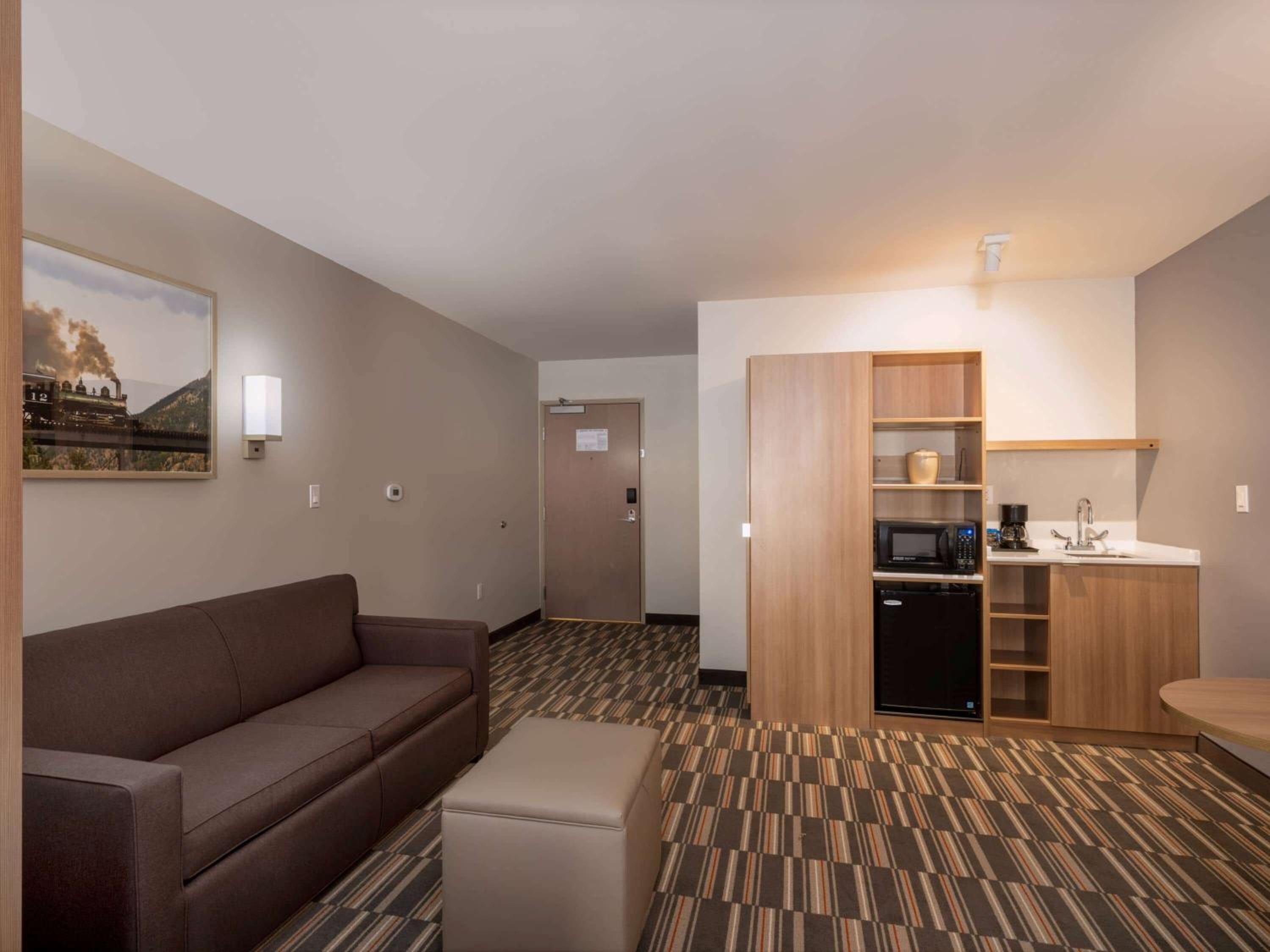 Queen Suite - Non-Smoking - Photo 2