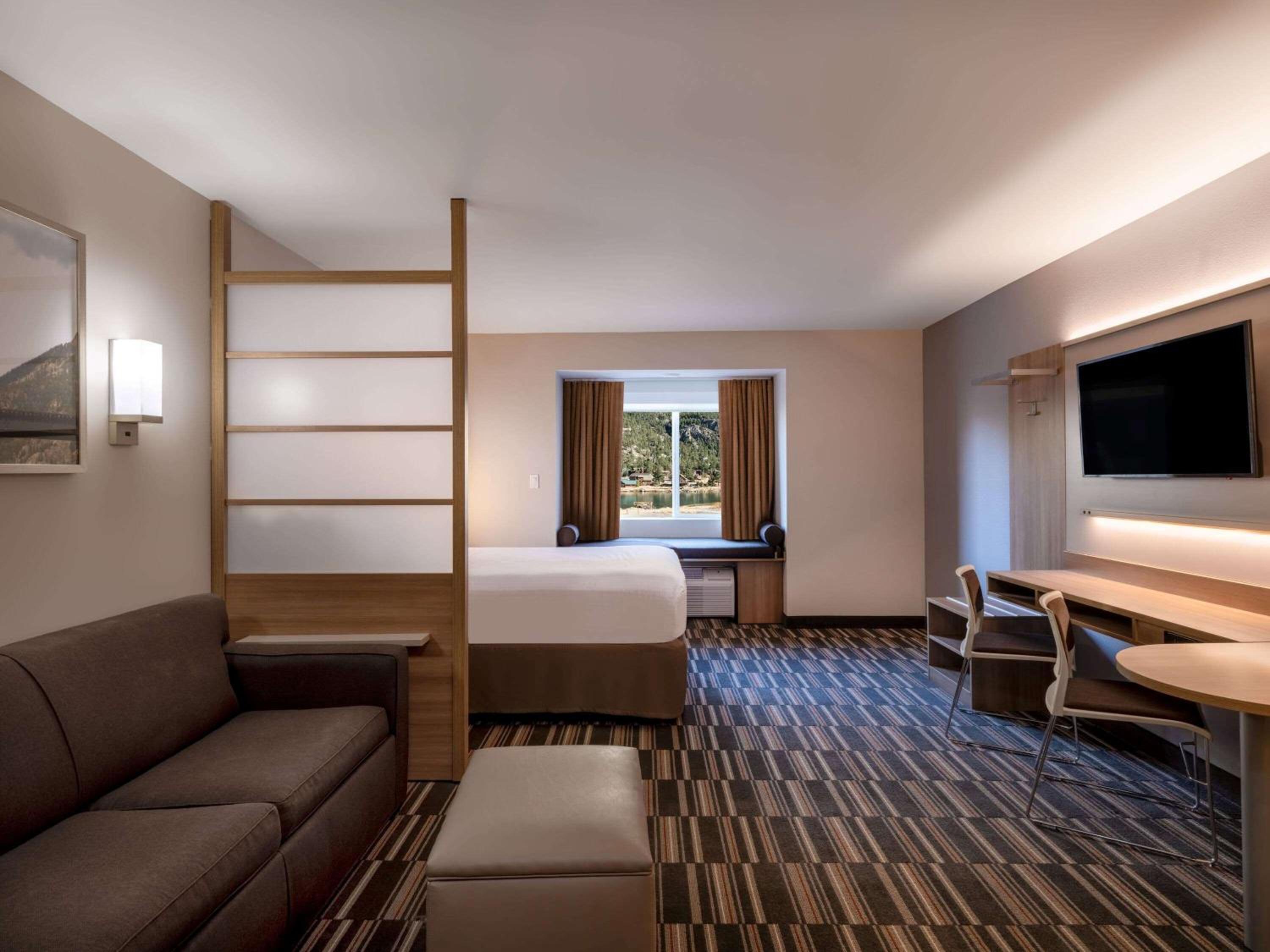 Queen Suite with Lake Side - Non-Smoking - Photo 1