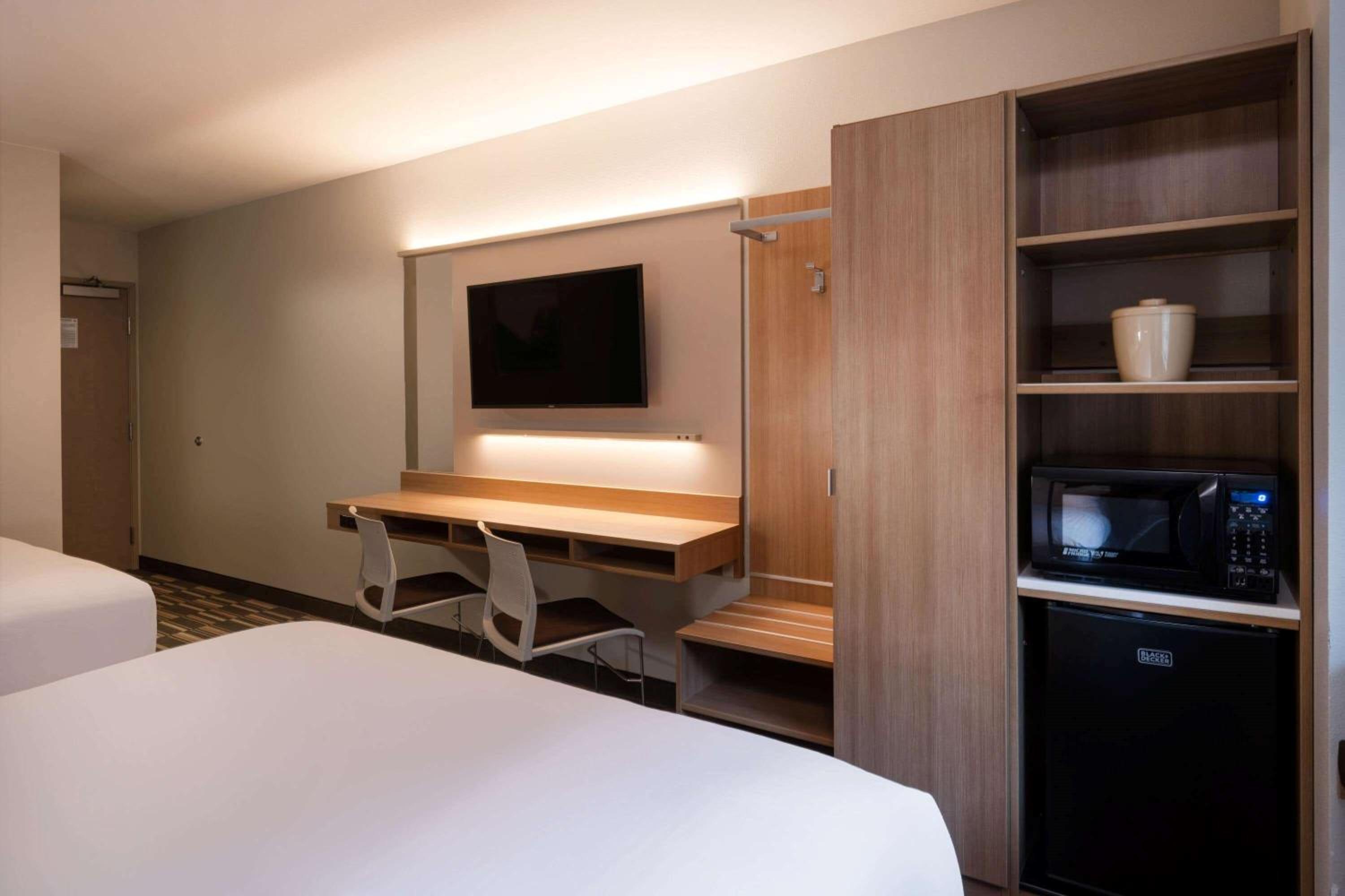 Lake Side Queen Room with Two Queen Beds - Non-Smoking - Photo 2