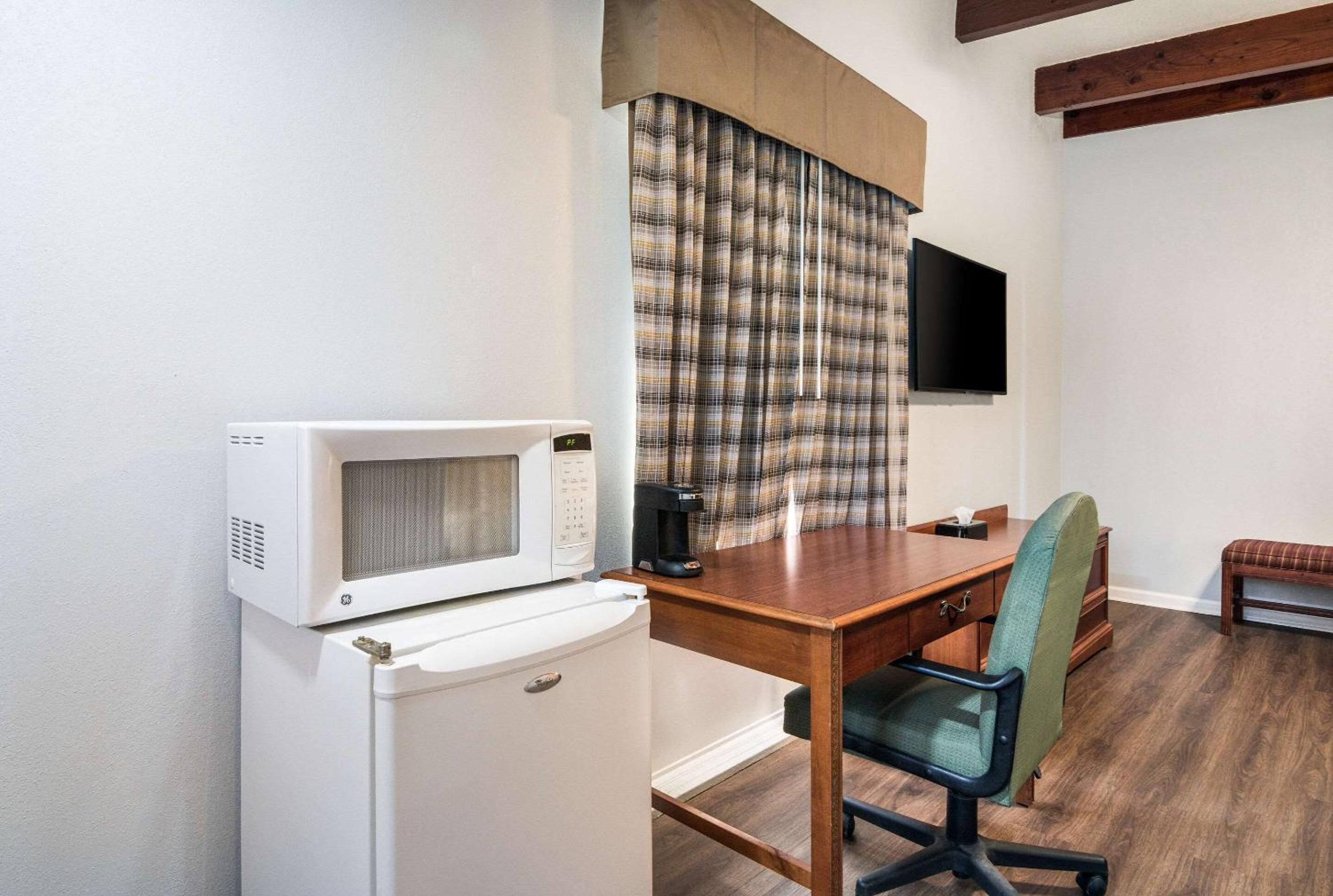 King Room - Accessible/Non Smoking - Photo 4