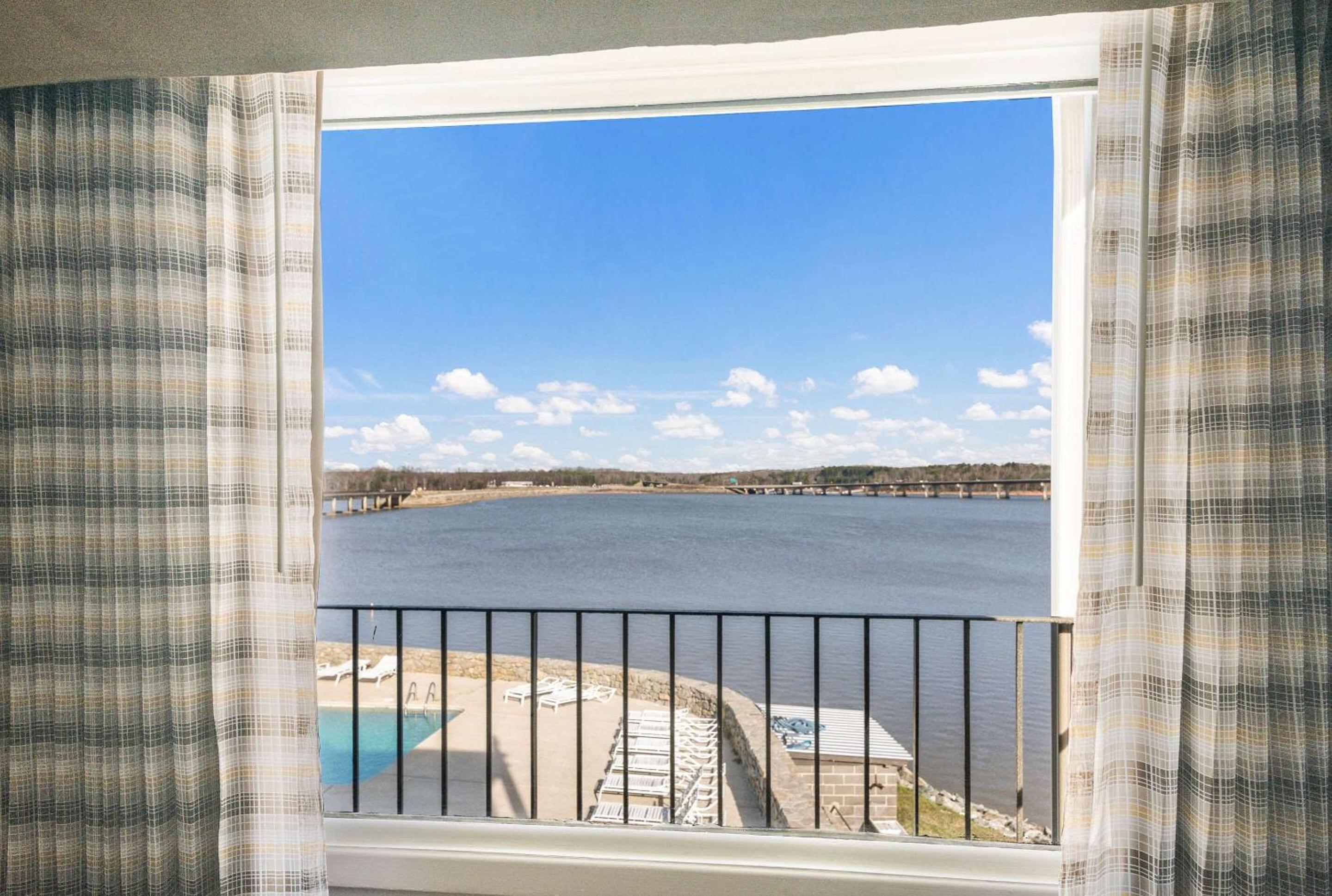 Queen Room with Two Queen Beds Lake Front - Non Smoking/Top Floor - Photo 3