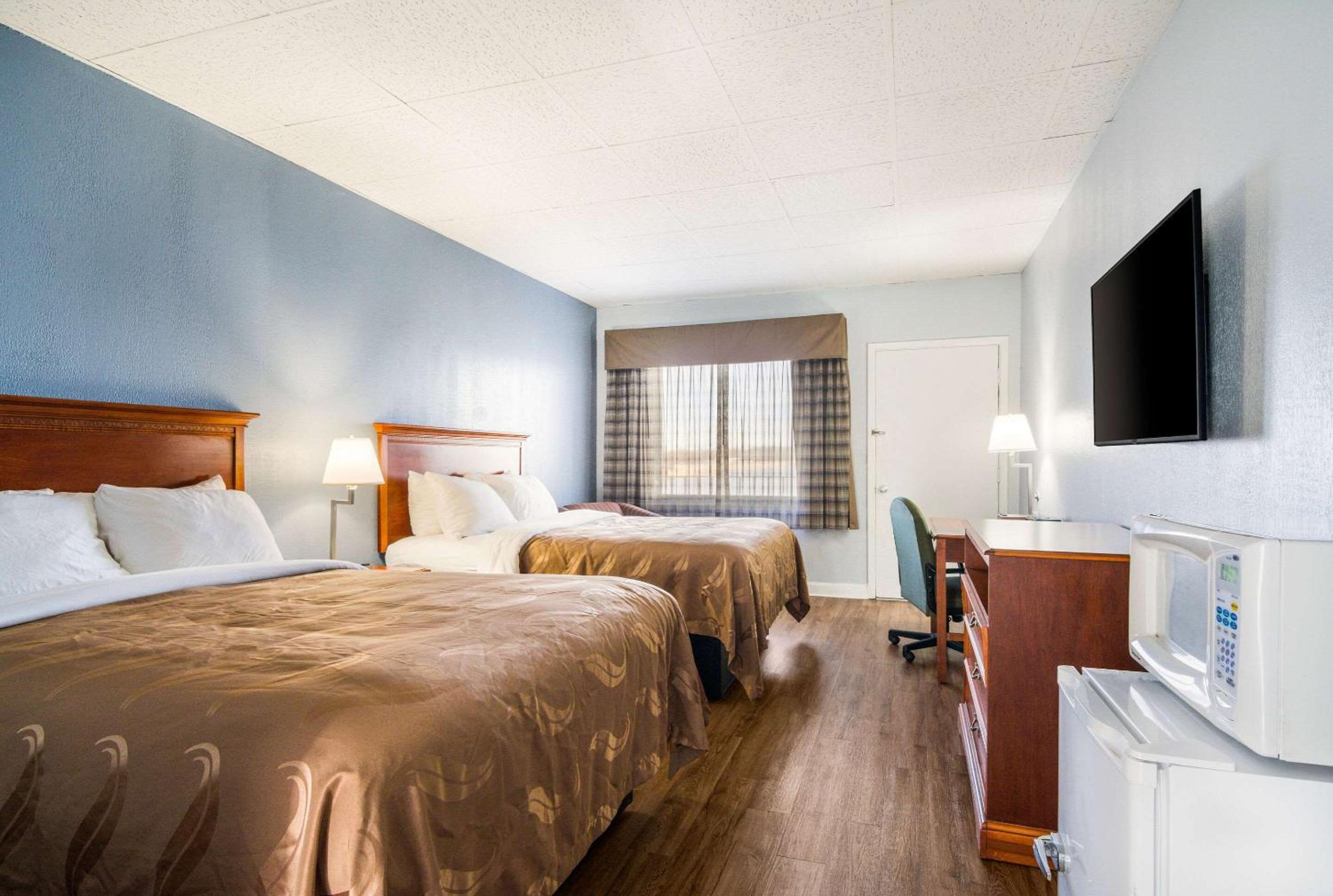 Standard Queen Room with Two Queen Beds - Non Smoking  - Photo 4