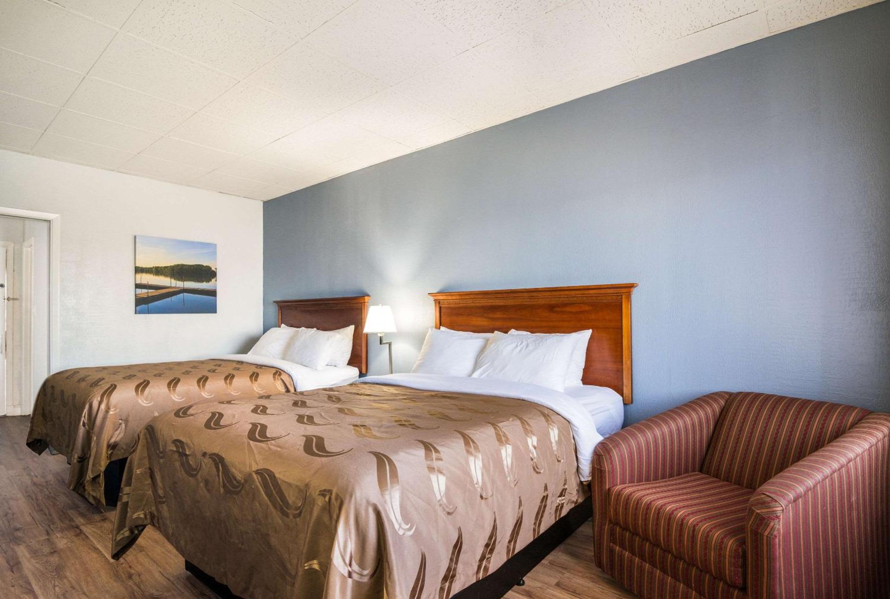 Queen Room with Two Queen Beds Lake Front - Non Smoking/Top Floor - Photo 2
